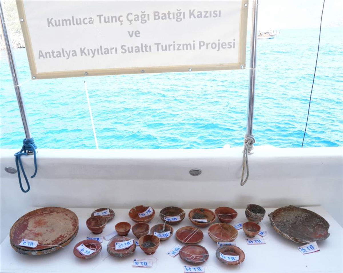 Scoperta archeologica sottomarina ad Adrasan: il ministro turco si immerge per visionare il relitto. Su concessione del Ministero della Cultura e del Turismo, Turchia