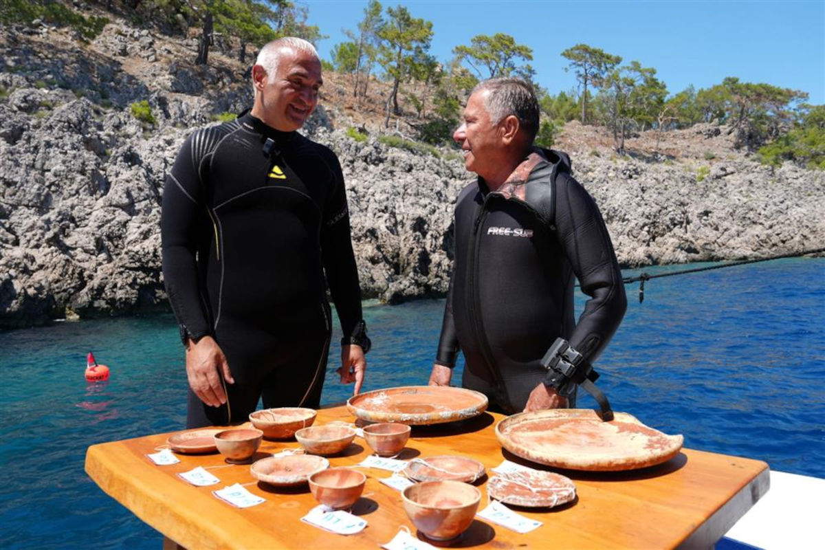 Scoperta archeologica sottomarina ad Adrasan: il ministro turco si immerge per visionare il relitto. Su concessione del Ministero della Cultura e del Turismo, Turchia