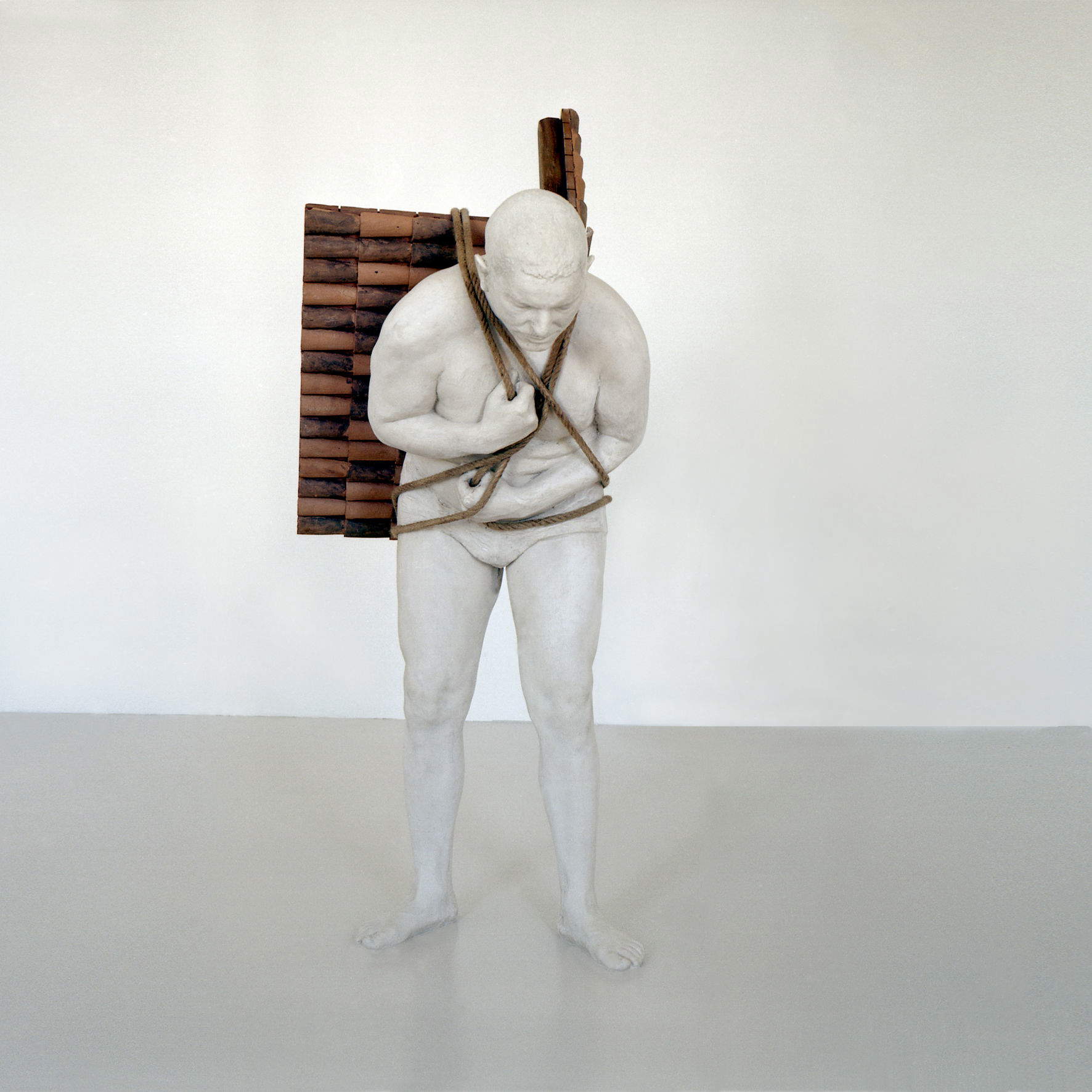Adrian Paci, Home to go (2001; Marmo, resina, legno, corda, mattonelle, 165 x 90 x 120 cm). Su concessione dell’artista, kaufmann repetto, Milano/New York, e Peter Kilchmann gallery, Zurigo e Parigi