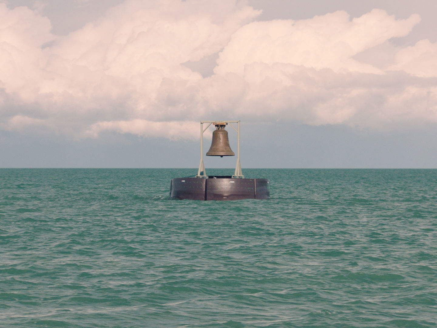Adrian Paci, The bell tolls upon the waves (2024; Video, loop, 19’50’’). Su concessione dell’artista, kaufmann, Milano/New York, e Peter Kilchmann gallery, Zurigo e Parigi