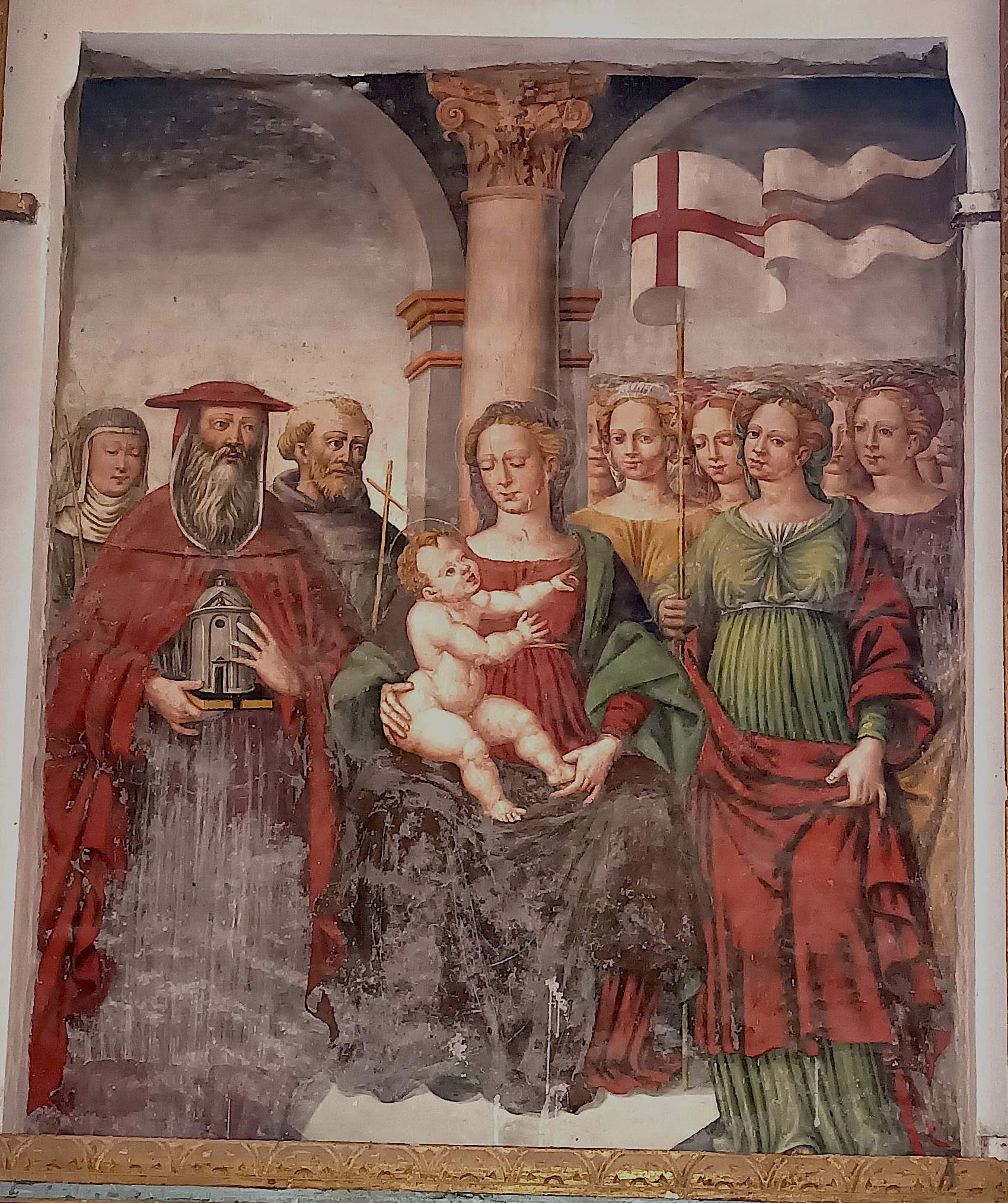 Timoteo Viti (attr.), Madonna in trono con Bambino tra Santa Chiara, San Francesco, il Cardinal Bessarione, Sant’Orsola e le undicimila Vergini martiri (Prima metà del XVI sec.; affresco con finiture a secco, 255x175 cm; Urbania, Chiesa di Santa Chiara). Prima del restauro.