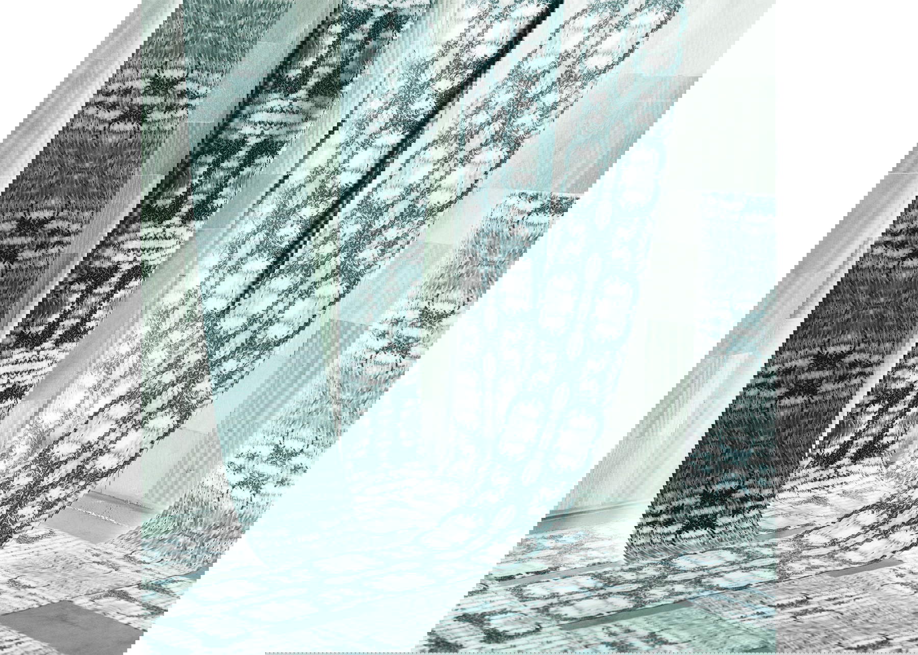 Agate Tuna, Voltentity (2025; fotografia su tende, 245 x 224 cm). Presentato da Asni