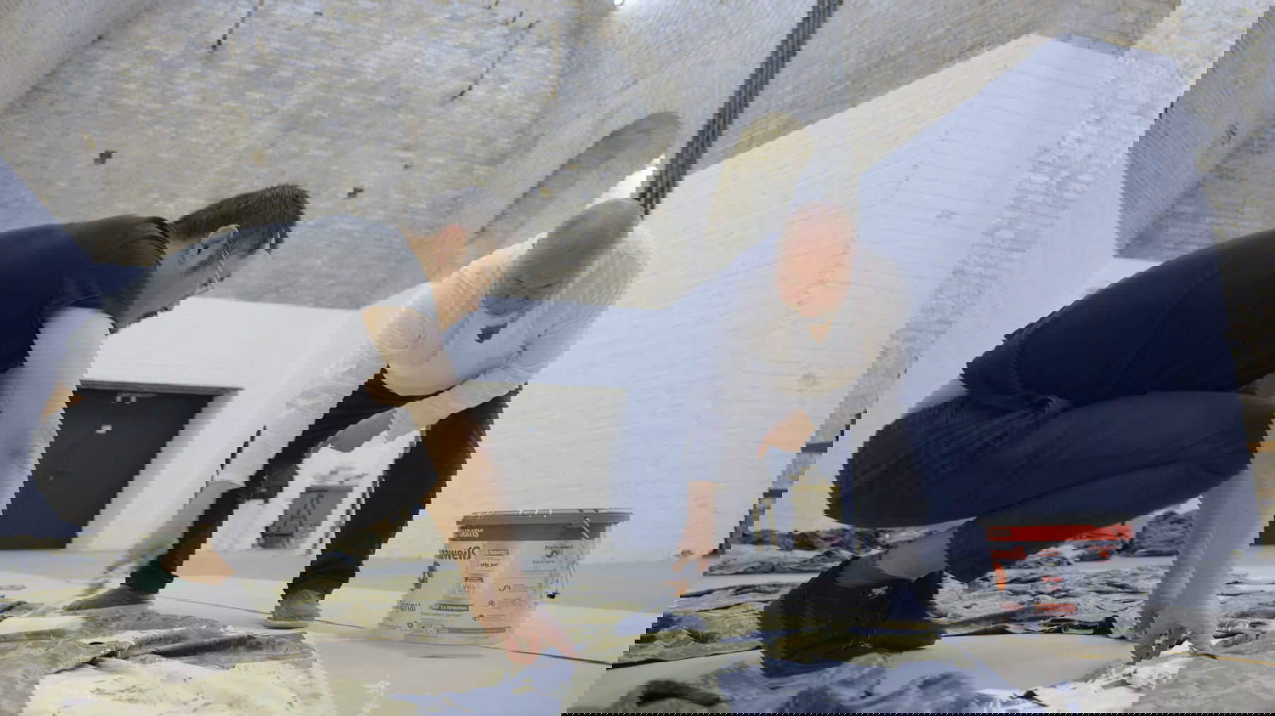 Ai Weiwei mentre lavora a Three Perfectly Proportioned Spheres and Camouflage Uniforms Painted White. Foto: Adam Simons / RIBBON International