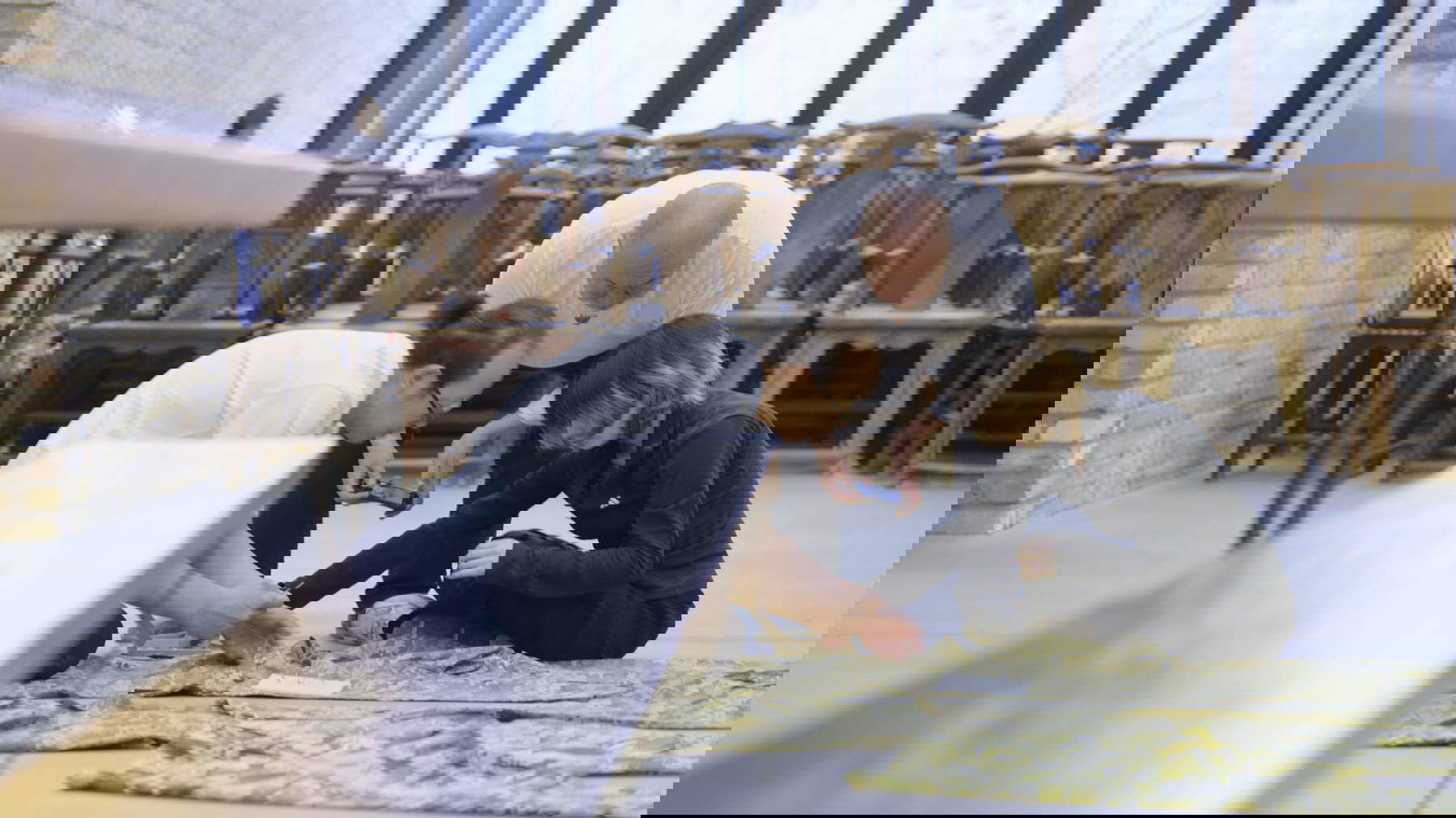 Ai Weiwei mentre lavora a Three Perfectly Proportioned Spheres and Camouflage Uniforms Painted White. Foto: Adam Simons / RIBBON International