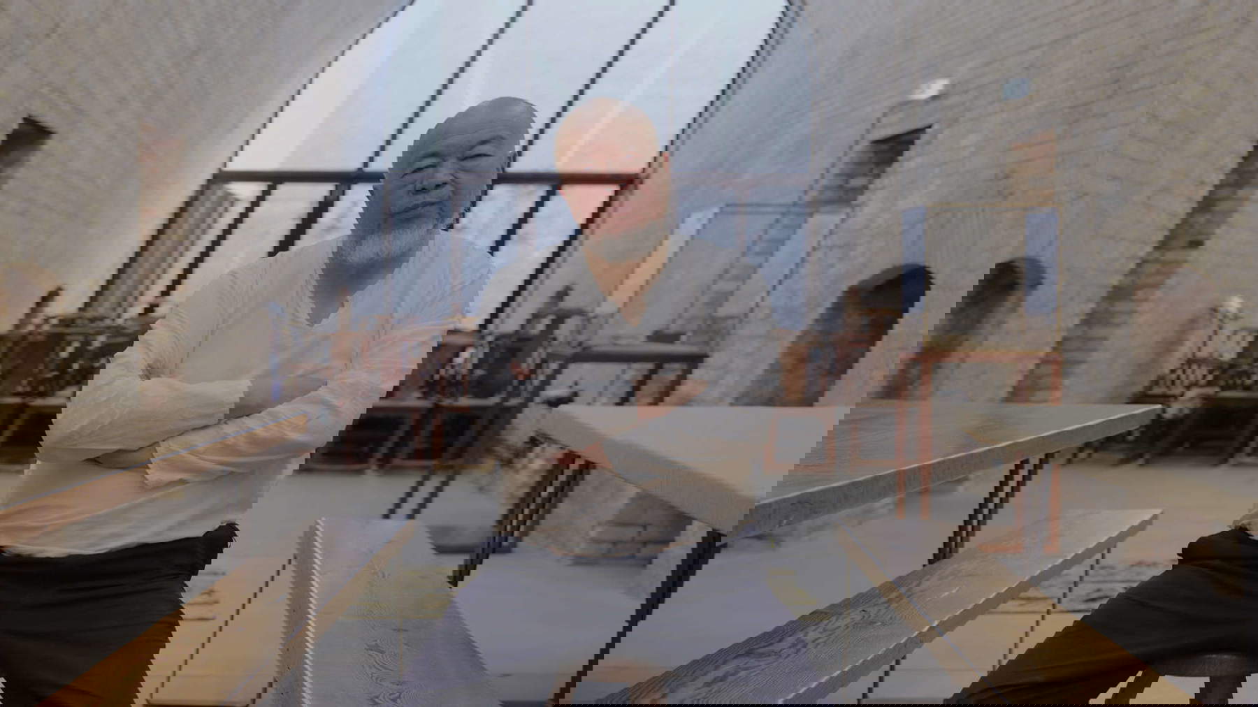 Ai Weiwei mentre lavora a Three Perfectly Proportioned Spheres and Camouflage Uniforms Painted White. Foto: Adam Simons / RIBBON International