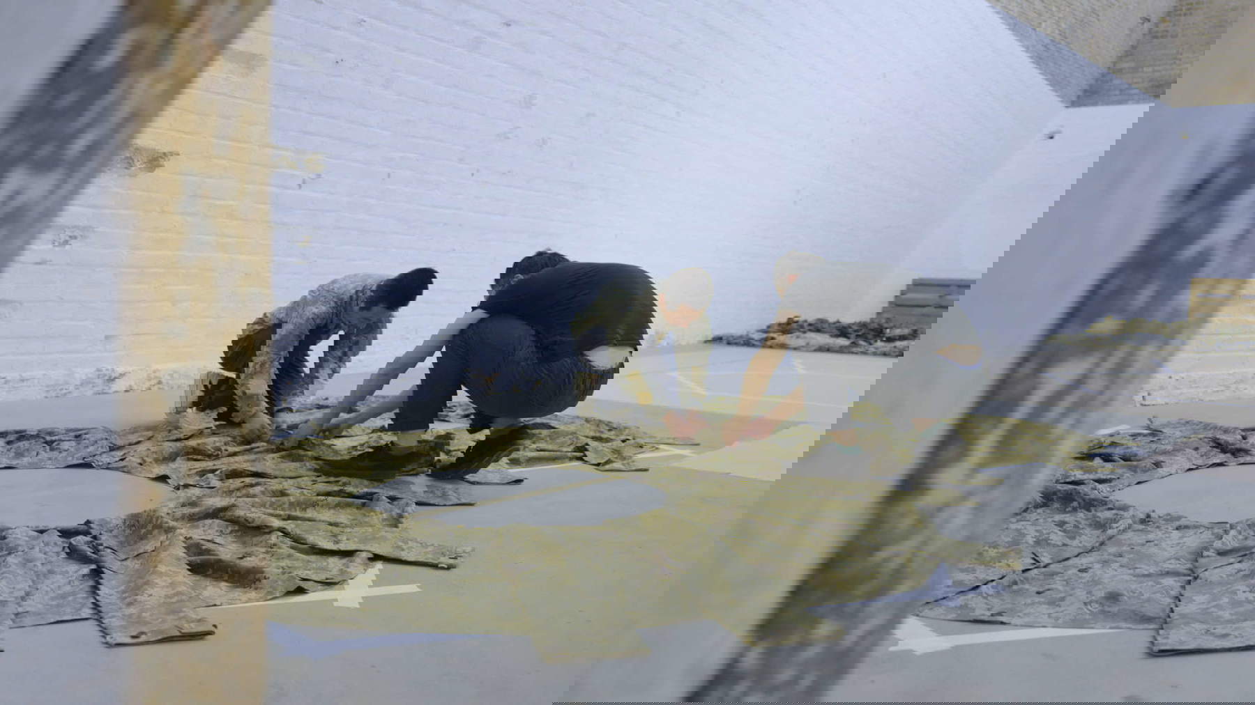 Ai Weiwei mentre lavora a Three Perfectly Proportioned Spheres and Camouflage Uniforms Painted White. Foto: Adam Simons / RIBBON International