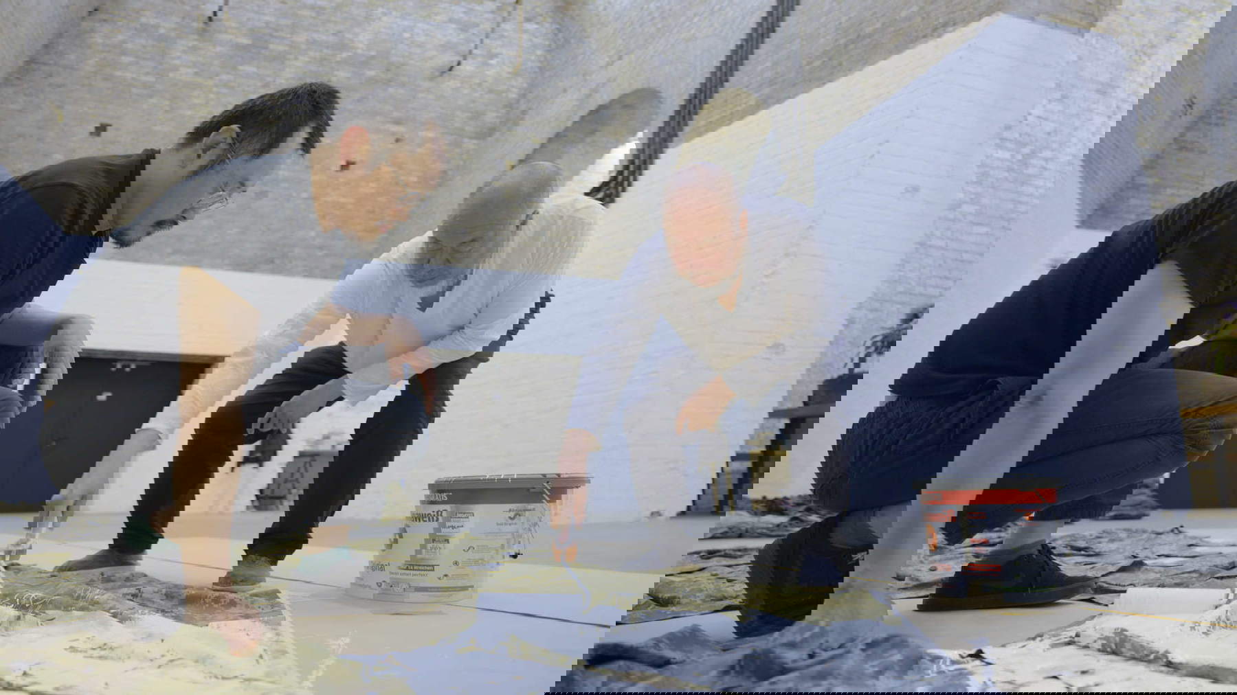 Ai Weiwei mentre lavora a Three Perfectly Proportioned Spheres and Camouflage Uniforms Painted White. Foto: Adam Simons / RIBBON International