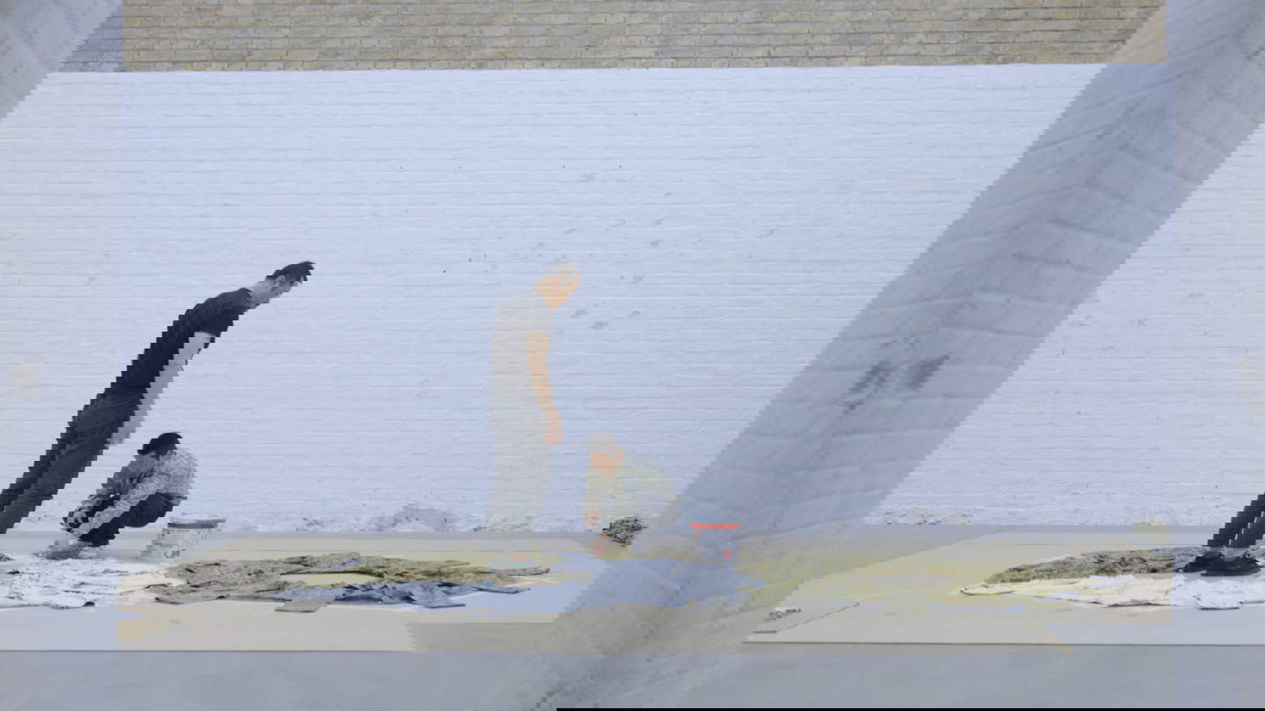 Ai Weiwei mentre lavora a Three Perfectly Proportioned Spheres and Camouflage Uniforms Painted White. Foto: Adam Simons / RIBBON International