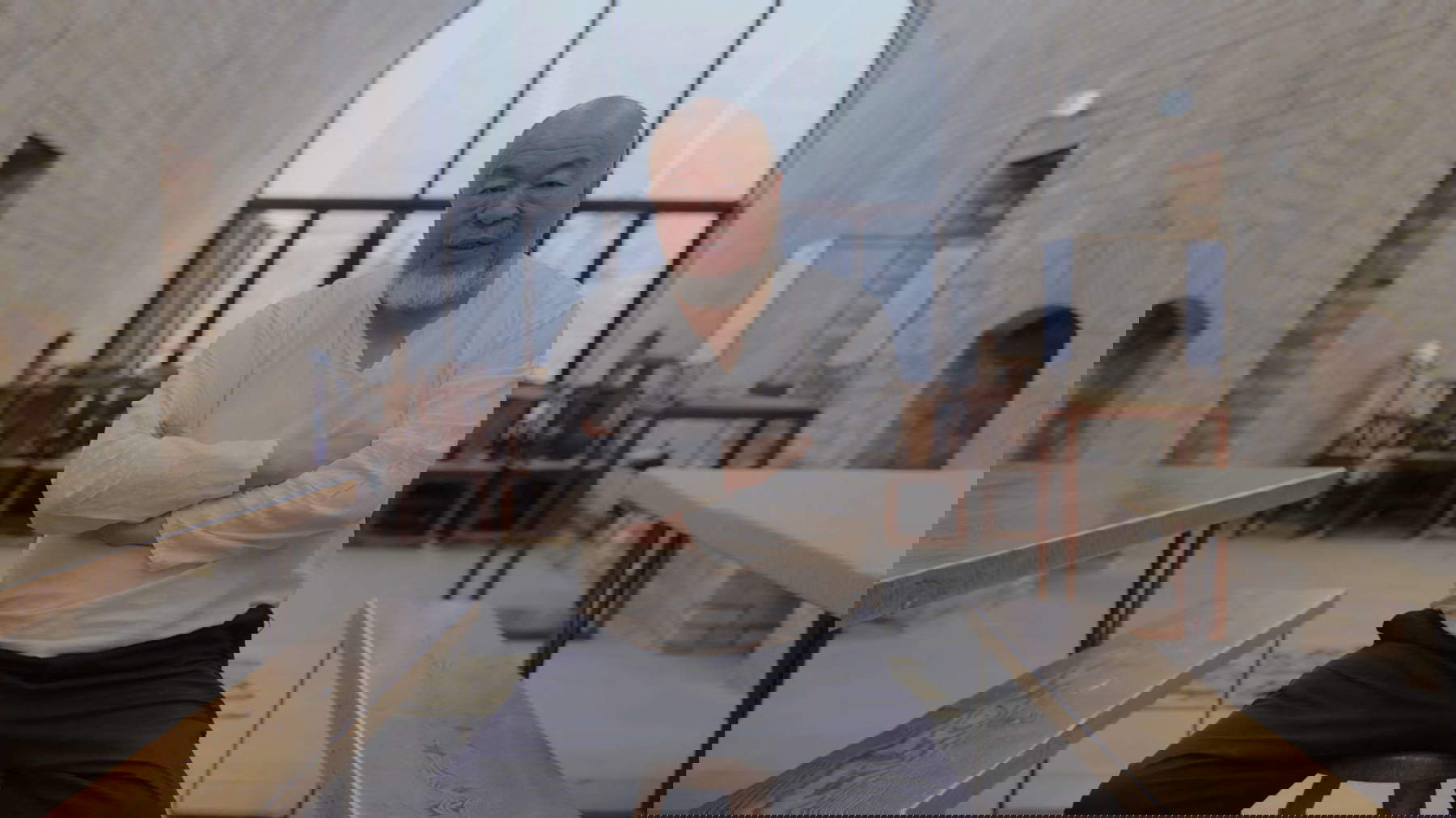 Ai Weiwei mentre lavora a Three Perfectly Proportioned Spheres and Camouflage Uniforms Painted White. Foto: Adam Simons / RIBBON International