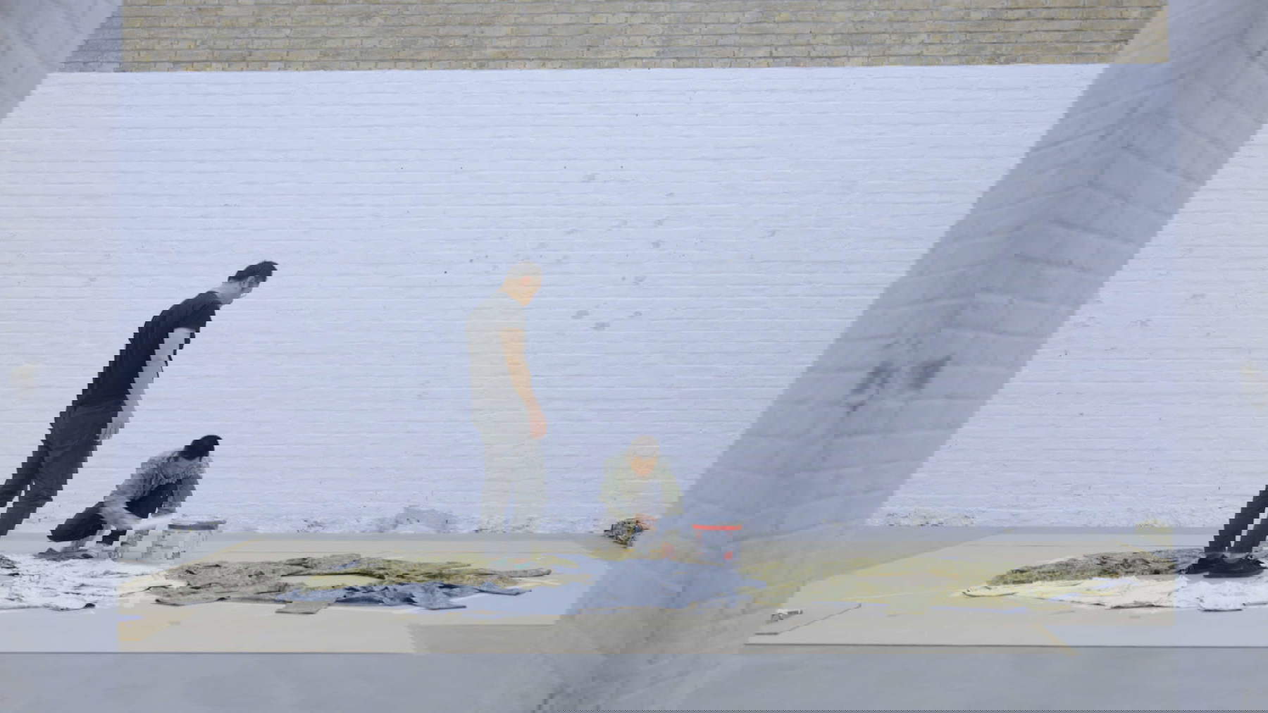 Ai Weiwei mentre lavora a Three Perfectly Proportioned Spheres and Camouflage Uniforms Painted White. Foto: Adam Simons / RIBBON International