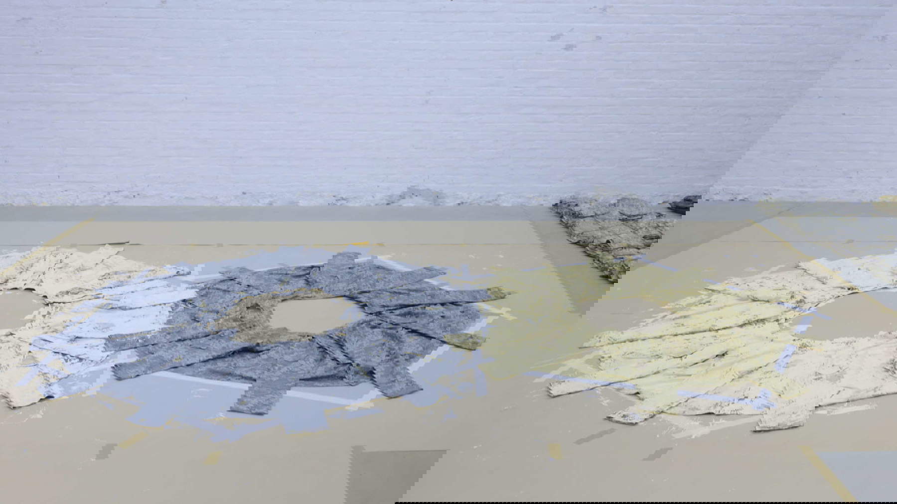 Ai Weiwei mentre lavora a Three Perfectly Proportioned Spheres and Camouflage Uniforms Painted White. Foto: Adam Simons / RIBBON International