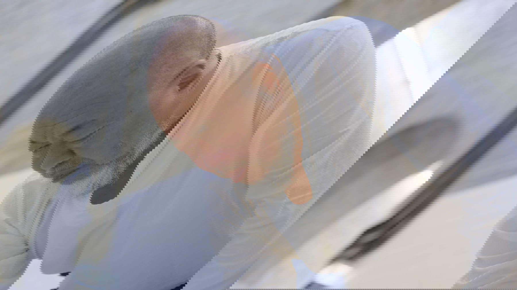 Ai Weiwei mentre lavora a Three Perfectly Proportioned Spheres and Camouflage Uniforms Painted White. Foto: Adam Simons / RIBBON International