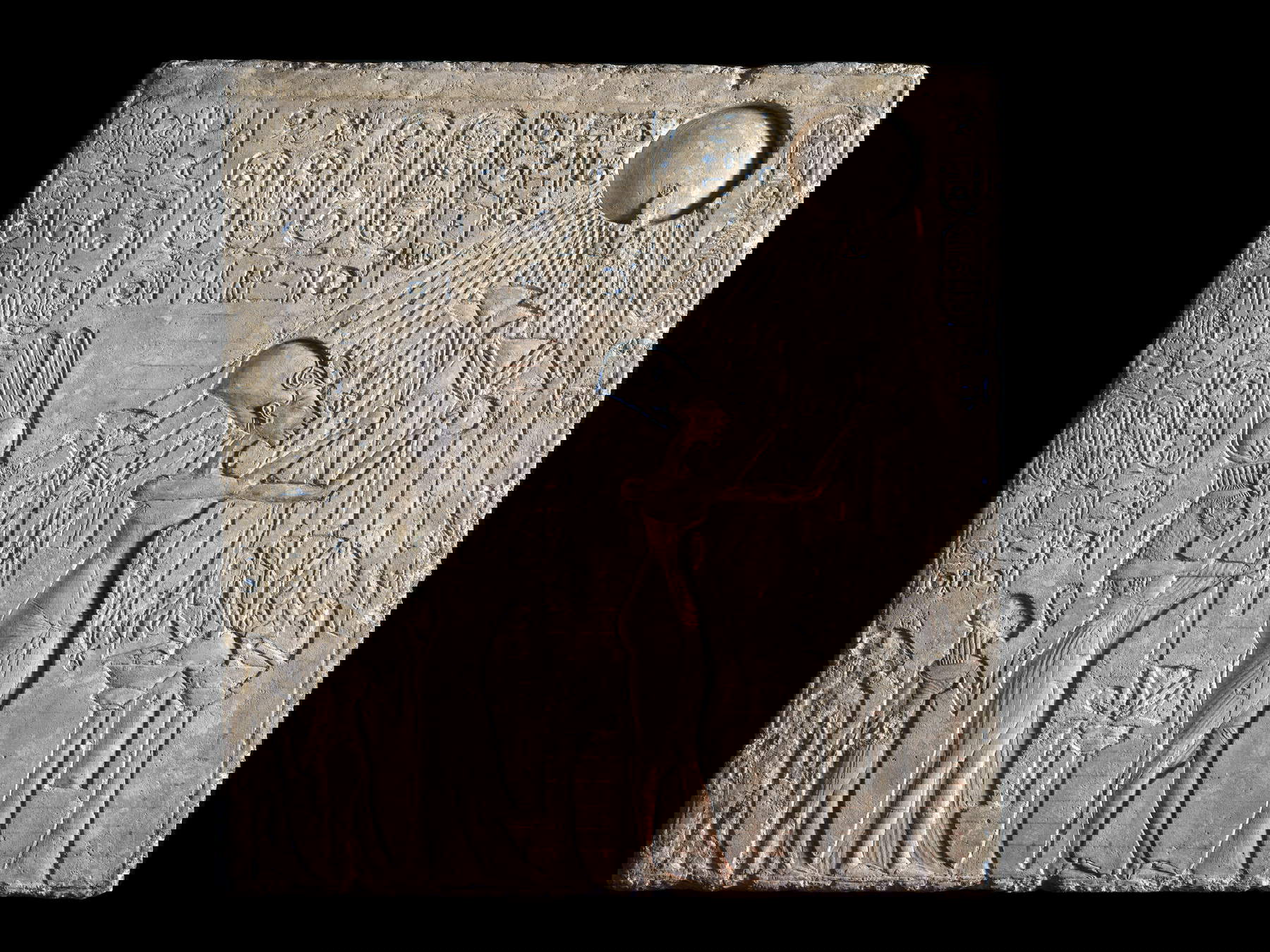 Akhenaton e la famiglia in adorazione del Dio Aten (XVIII dinastia, Nuovo Regno pietra calcarea dipinta; Il Cairo, Museo Egizio). Foto: Massimo Listri