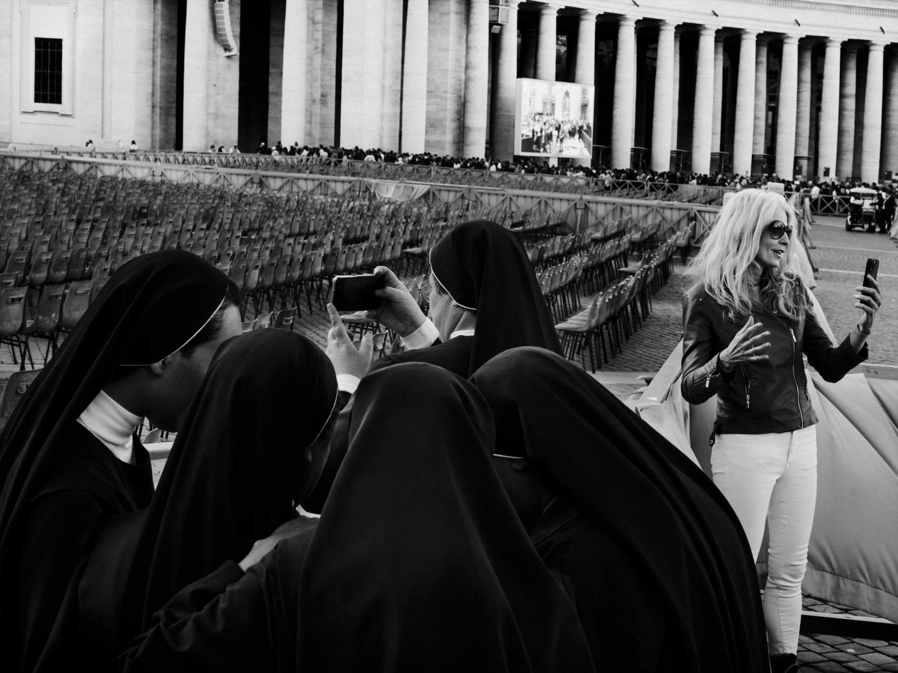 Alex Majoli, Dopo aver reso omaggio alla salma di papa Francesco all&rsquo;interno della basilica, i fedeli si radunano in piazza San Pietro. Citt&agrave; del Vaticano, 23-25 aprile. &copy; Alex Majoli