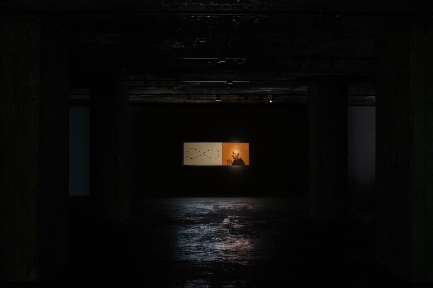 Alexander Graf von Schlieffen, installazione di Painting and Astrology (2025; Berlino, The Feuerle Collection). Foto di Jiani Yu &copy;The Feuerle Collection.