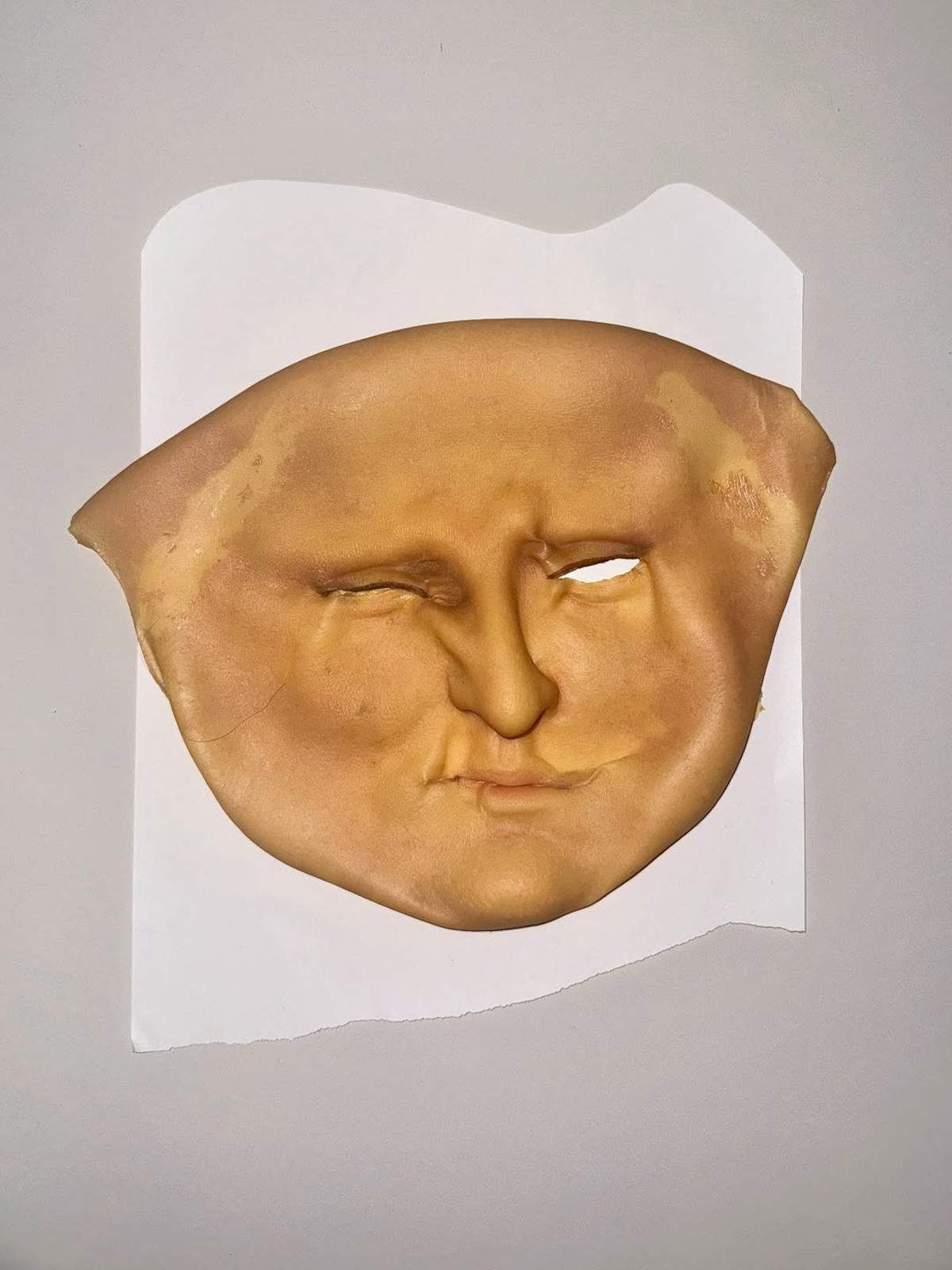 Die Mona-Lisa-Maske, die Alexis Stone für die Boss-Damenmodenschau Frühjahr/Sommer 2026 in Mailand verwendete. Foto: &copy;Alexis Stone, Ig-Profil