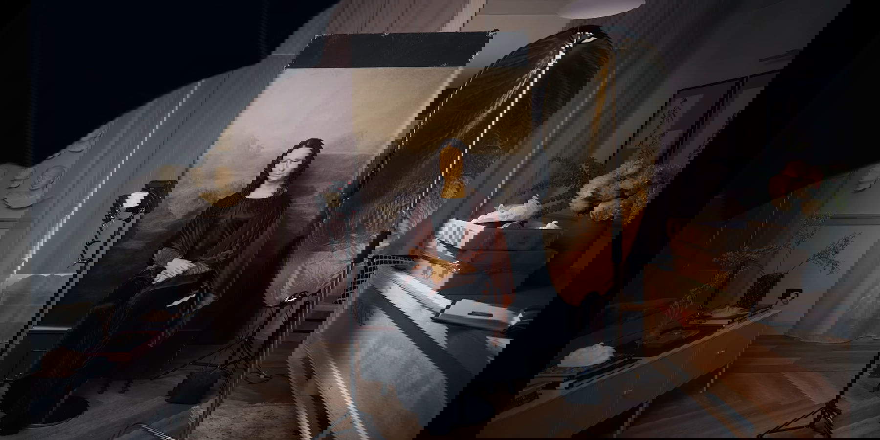 Alexis Stone verwandelt sich in Leonardo da Vincis Mona Lisa für die Boss Womenswear Frühjahr/Sommer 2026 Show in Mailand. Foto: 