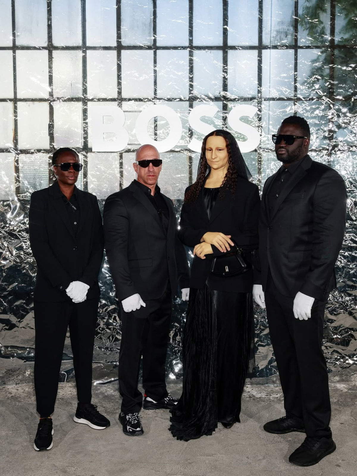 Alexis Stone verwandelt sich für die Boss-Damenmodenschau Frühjahr/Sommer 2026 in Mailand in die Mona Lisa von Leonardo da Vinci. Foto: &copy;Alexis Stone, Ig-Profil