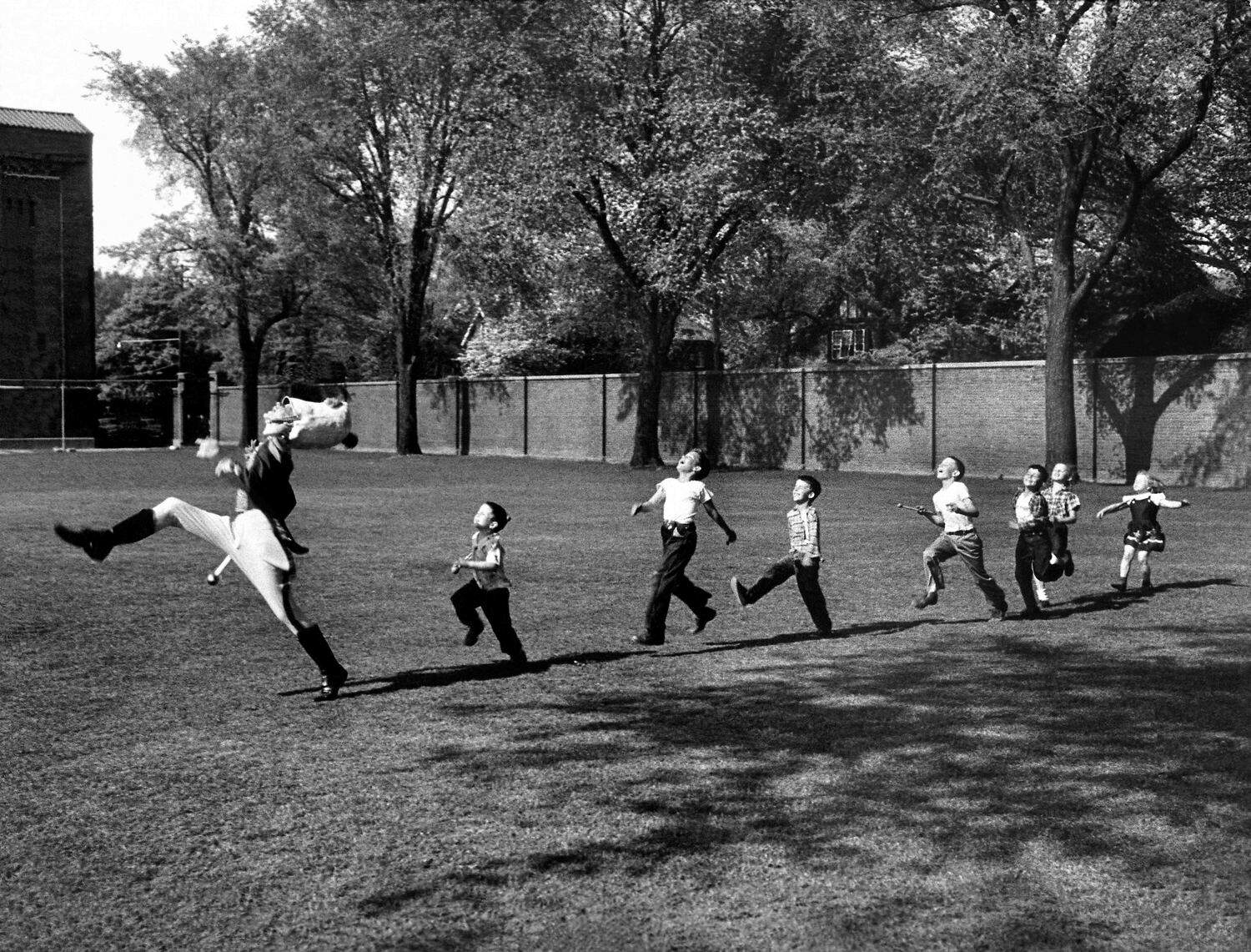 Alfred Eisenstaedt, Drum Major Practice (1950 ; Michigan, États-Unis). Alfred Eisenstaedt, The LIFE Picture Collection