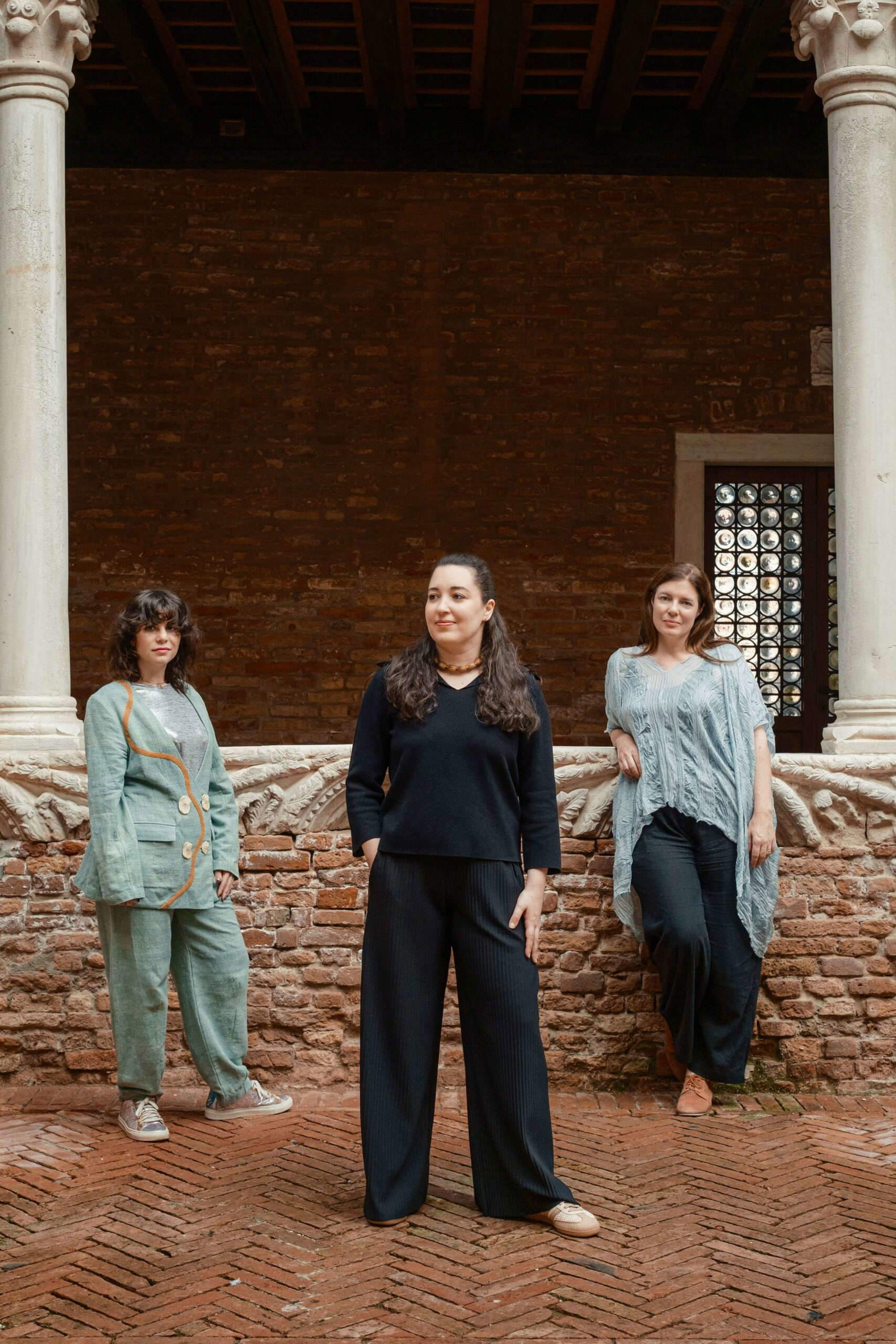 Da sinistra: Hafsa Alkhudairi, Dana Awartani, Antonia Carver. Foto: Alvise Busetto / Ministero della Cultura dell'Arabia Saudita