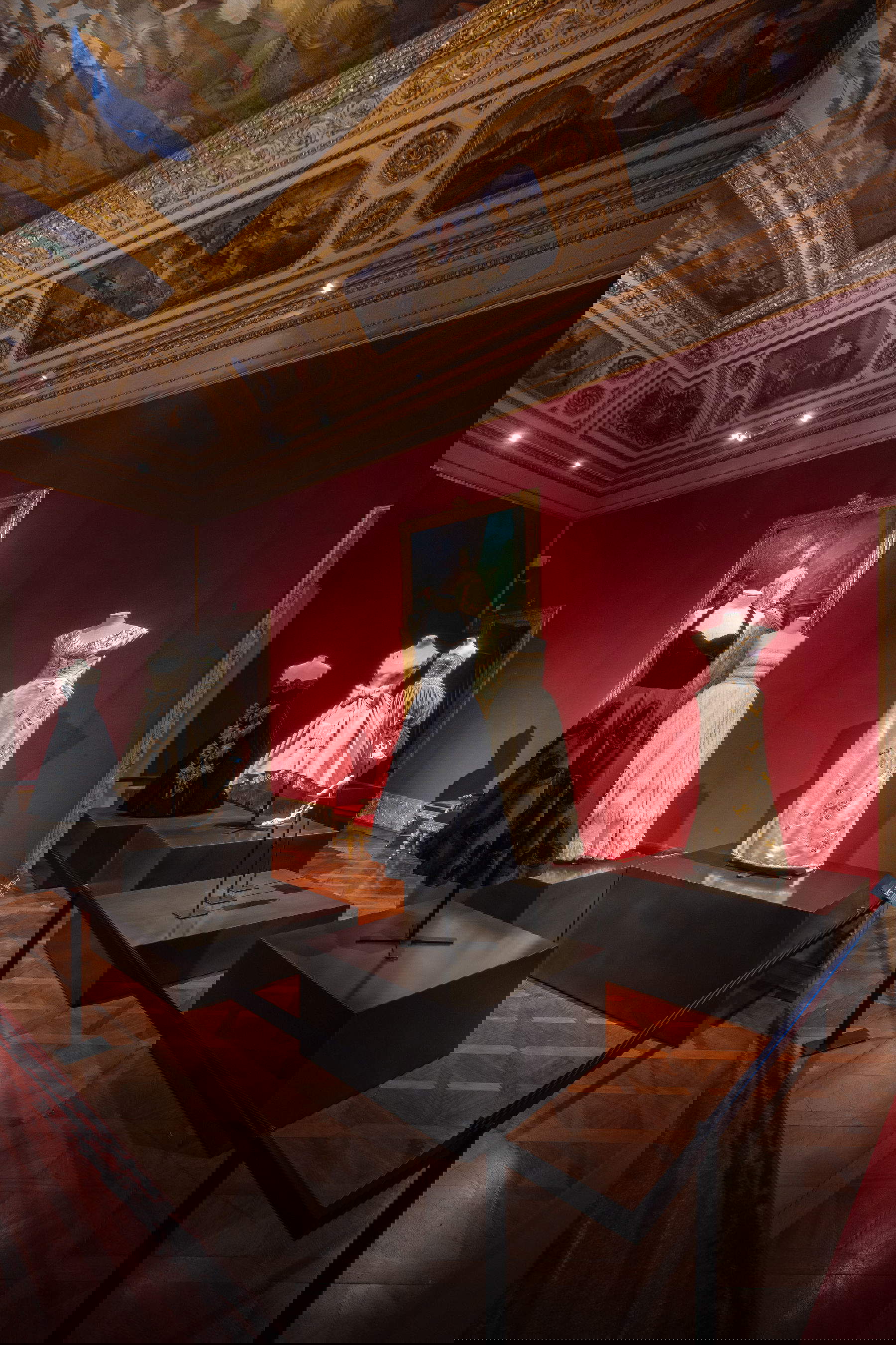 Quaranta abiti iconici, molti mai esposti prima, inaugurano il nuovo allestimento novecentesco al Museo della Moda di Palazzo Pitti.