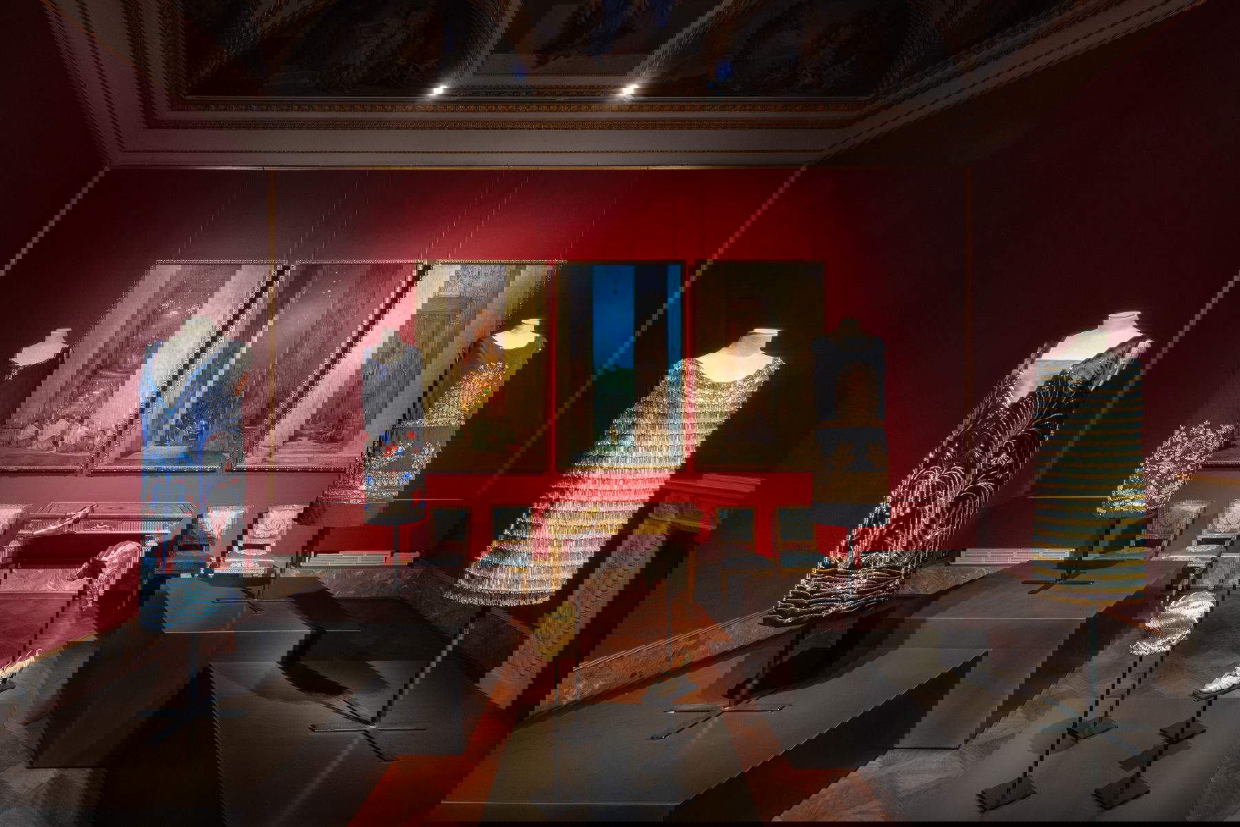 Allestimento degli abiti in mostra a Palazzo Pitti. Foto su concessione del Dipartimento Strategie Digitali delle Gallerie degli Uffizi