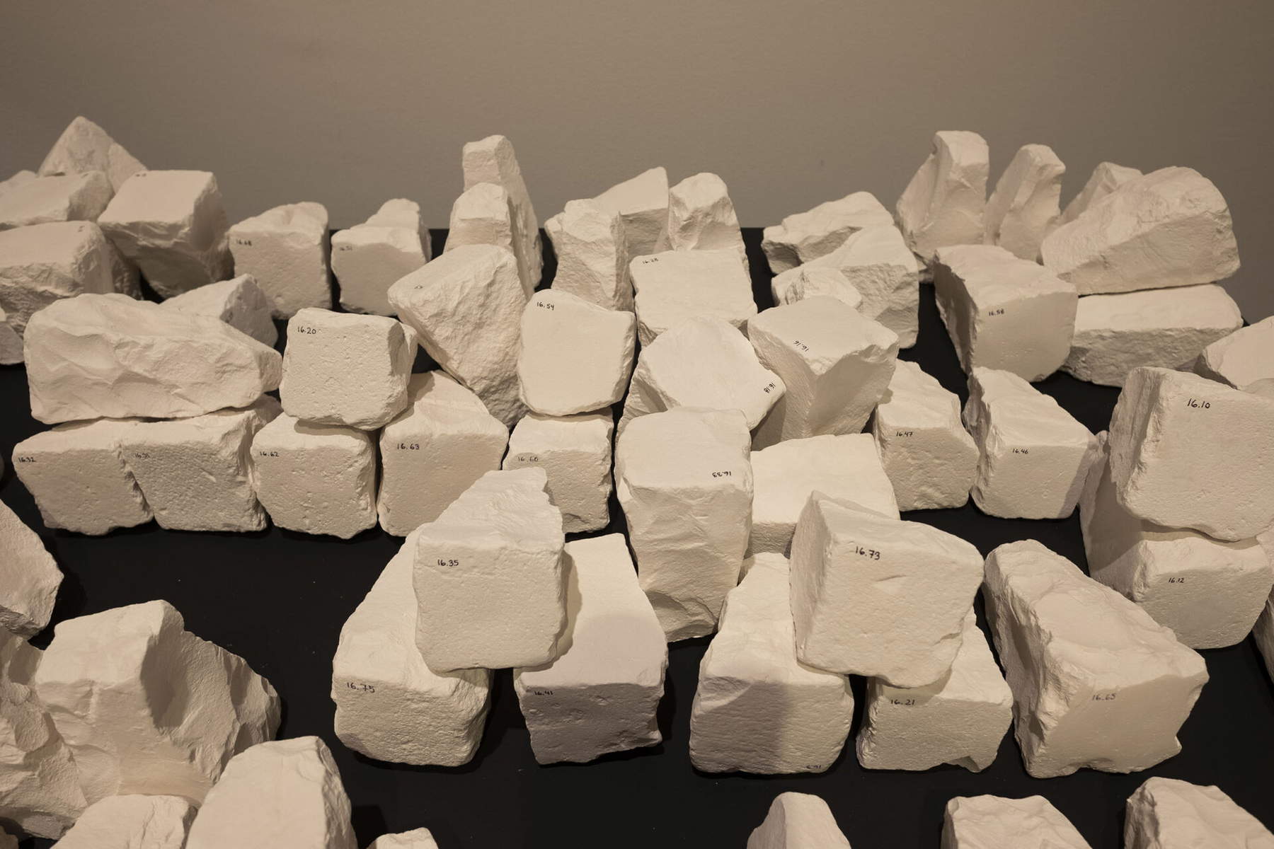 Material for an Exhibition, veduta dell&rsquo;allestimento al Museo di Santa Giulia di Brescia. Foto: Alberto Mancini per Fondazione Brescia Musei