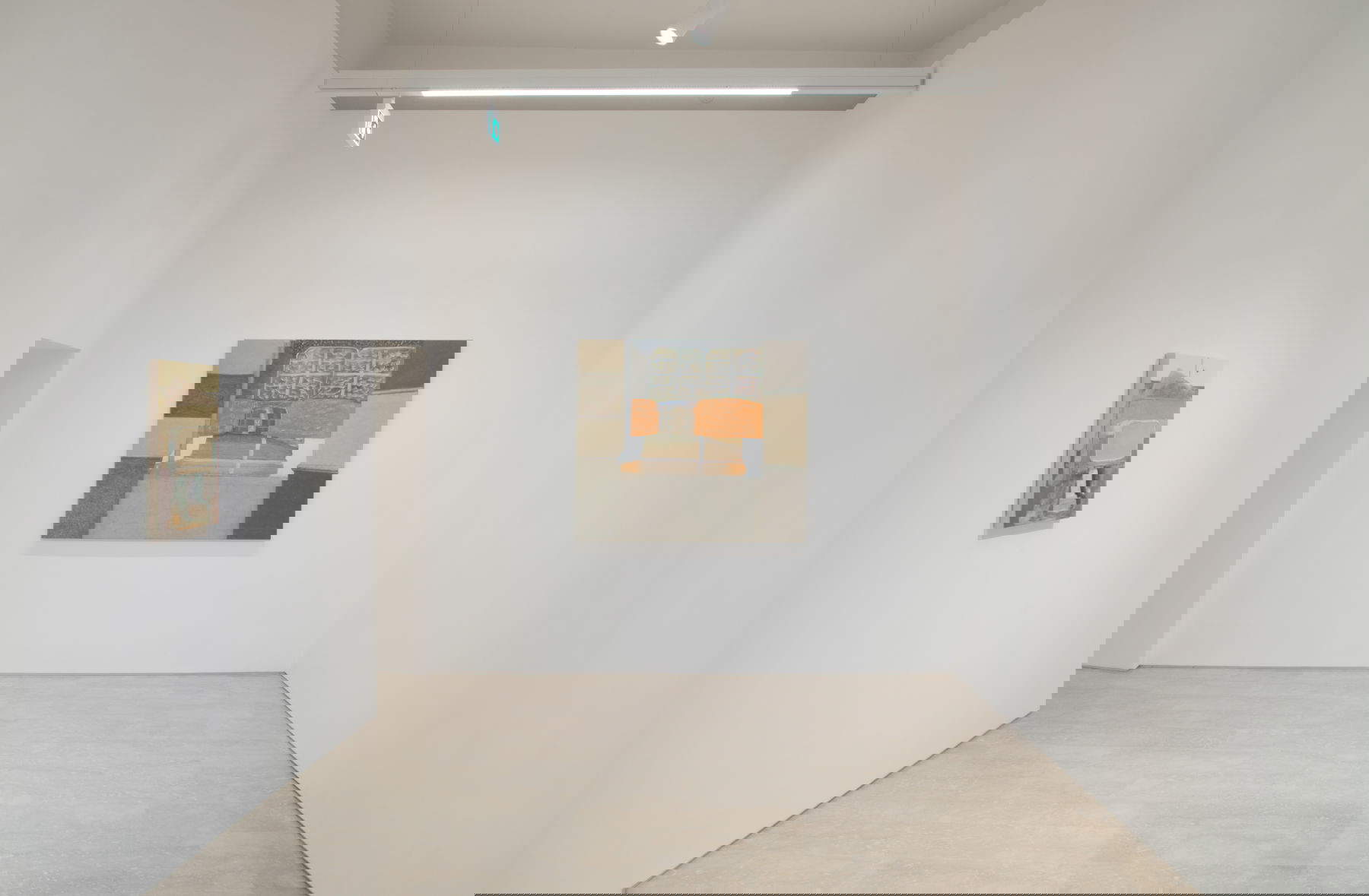 Installationsansicht der Ausstellung von Anna Glantz, Everything is getting grayer, more golden and chilly / It's getting grayer and golden and chilly. Foto: &copy;Giovanni Canova