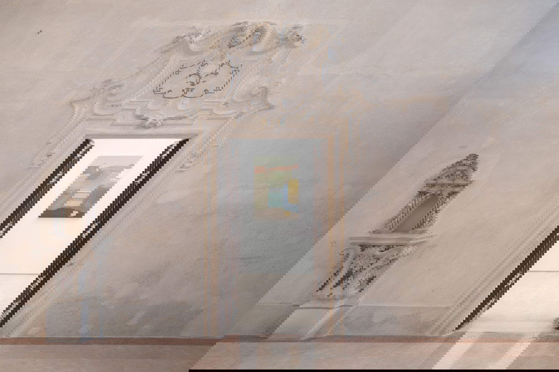 Installationsansicht der Ausstellung von Anna Glantz, Everything is getting grayer, more golden and chilly / It's getting grayer and golden and chilly. Foto: &copy;Giovanni Canova