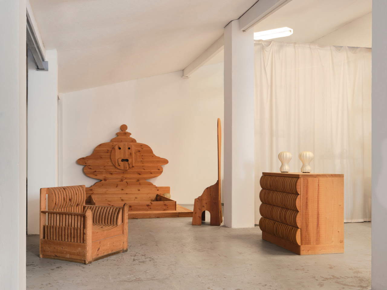 Montaje de la exposición Mario Ceroli | Teatro domestico en el espacio Carrozzeria900, Milán. Foto: &copy;Carrozzeria900