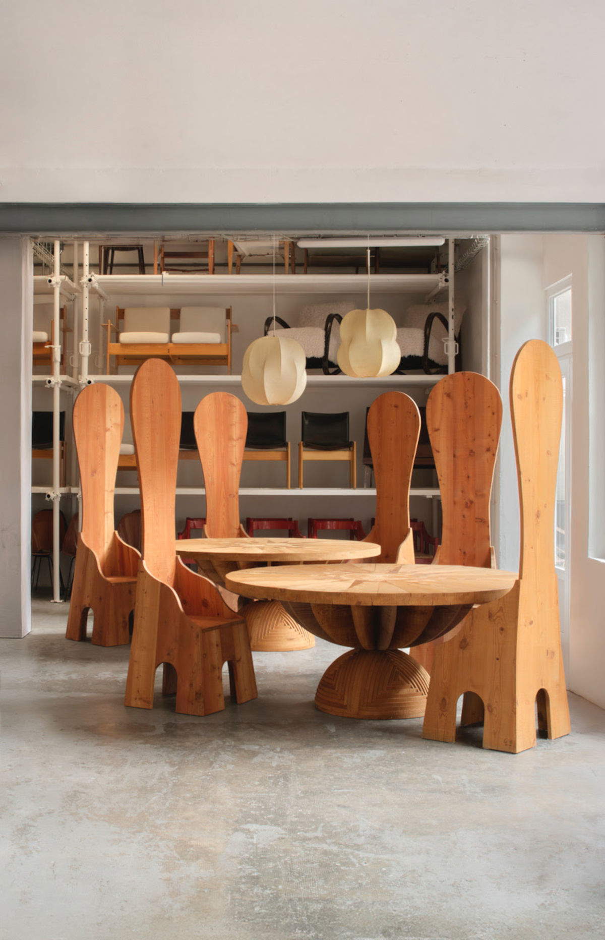 Montaje de la exposición Mario Ceroli | Teatro domestico en el espacio Carrozzeria900, Milán. Foto: &copy;Carrozzeria900