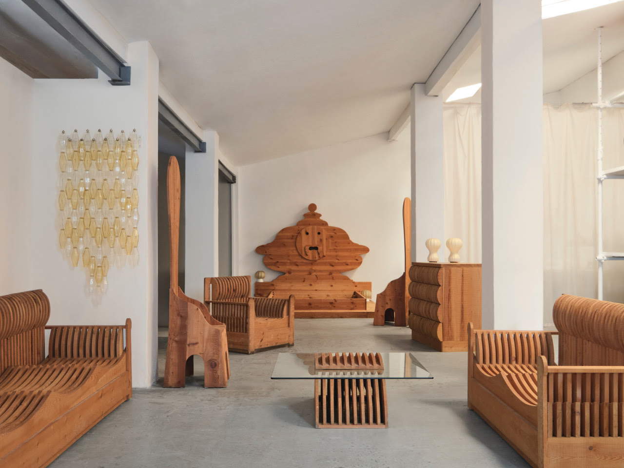 Montaje de la exposición Mario Ceroli | Teatro domestico en el espacio Carrozzeria900. Foto: &copy;Carrozzeria900