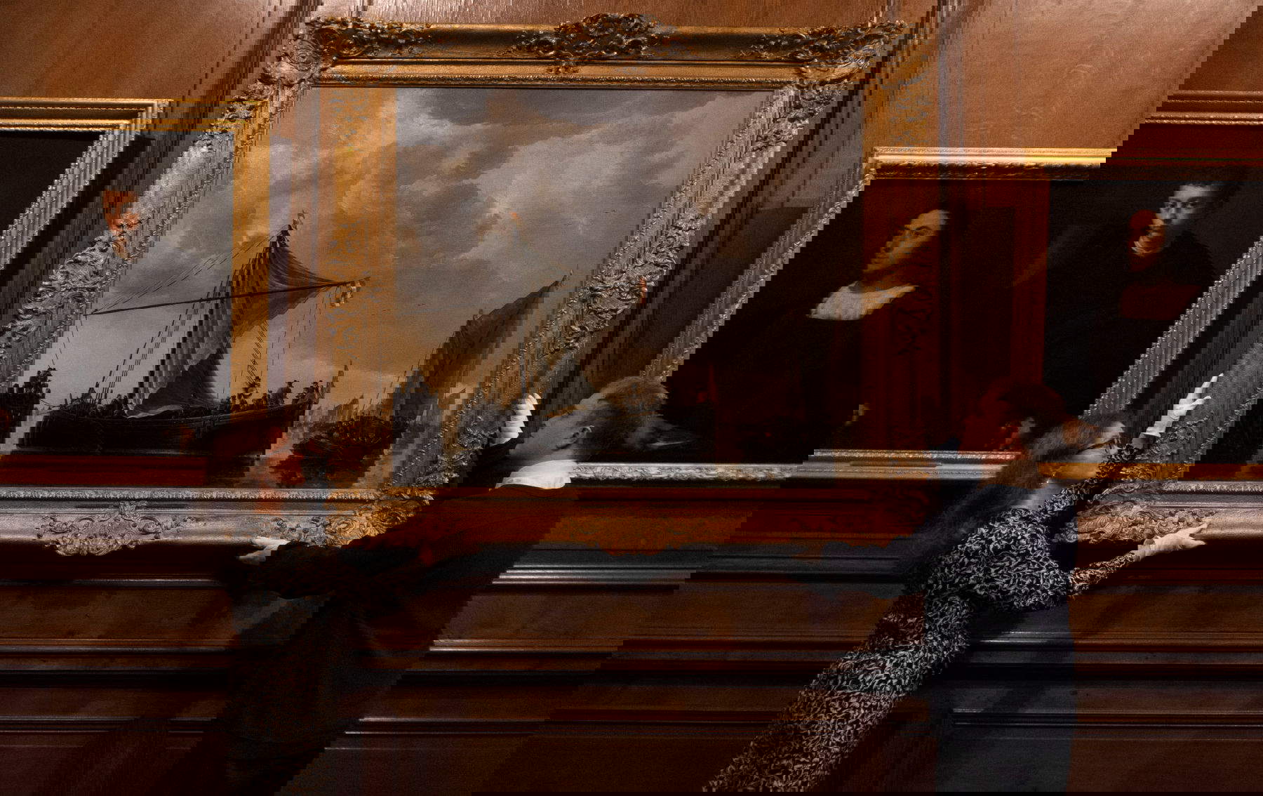 Mitarbeiter haben der neuen Ausstellung Niederländische und flämische Malerei: Highlights aus dem Buckingham Palace, die im Palace of Holyroodhouse eröffnet wurde, den letzten Schliff gegeben.