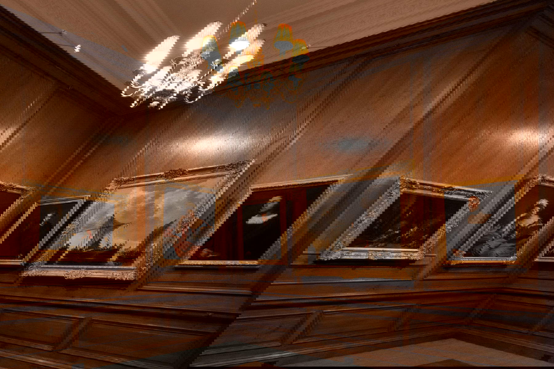 Mitarbeiter haben der neuen Ausstellung Niederländische und flämische Malerei: Highlights aus dem Buckingham Palace, die im Palace of Holyroodhouse eröffnet wurde, den letzten Schliff gegeben.