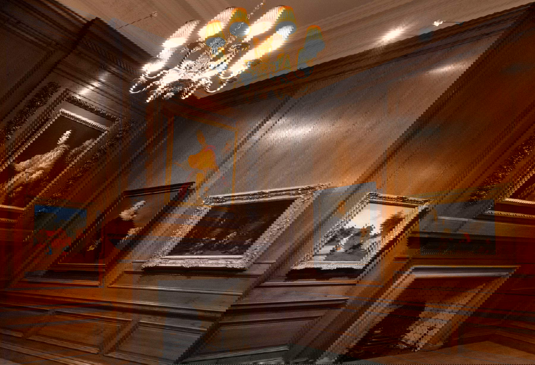 Mitarbeiter haben der neuen Ausstellung Niederländische und flämische Malerei: Highlights aus dem Buckingham Palace, die im Palace of Holyroodhouse eröffnet wurde, den letzten Schliff gegeben.