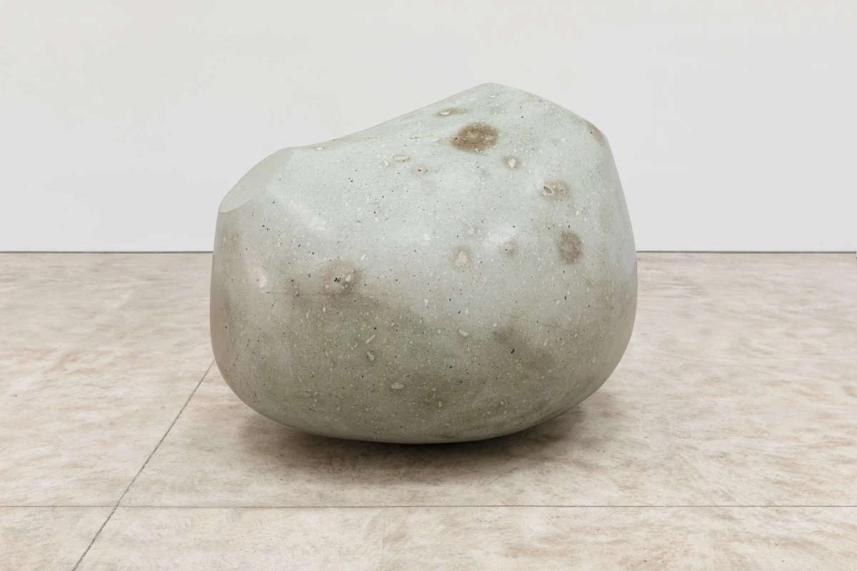 Alma Allen, Not yet titled (2019 ; cantera verde Oaxaca, 80 x 90 x 140 cm).