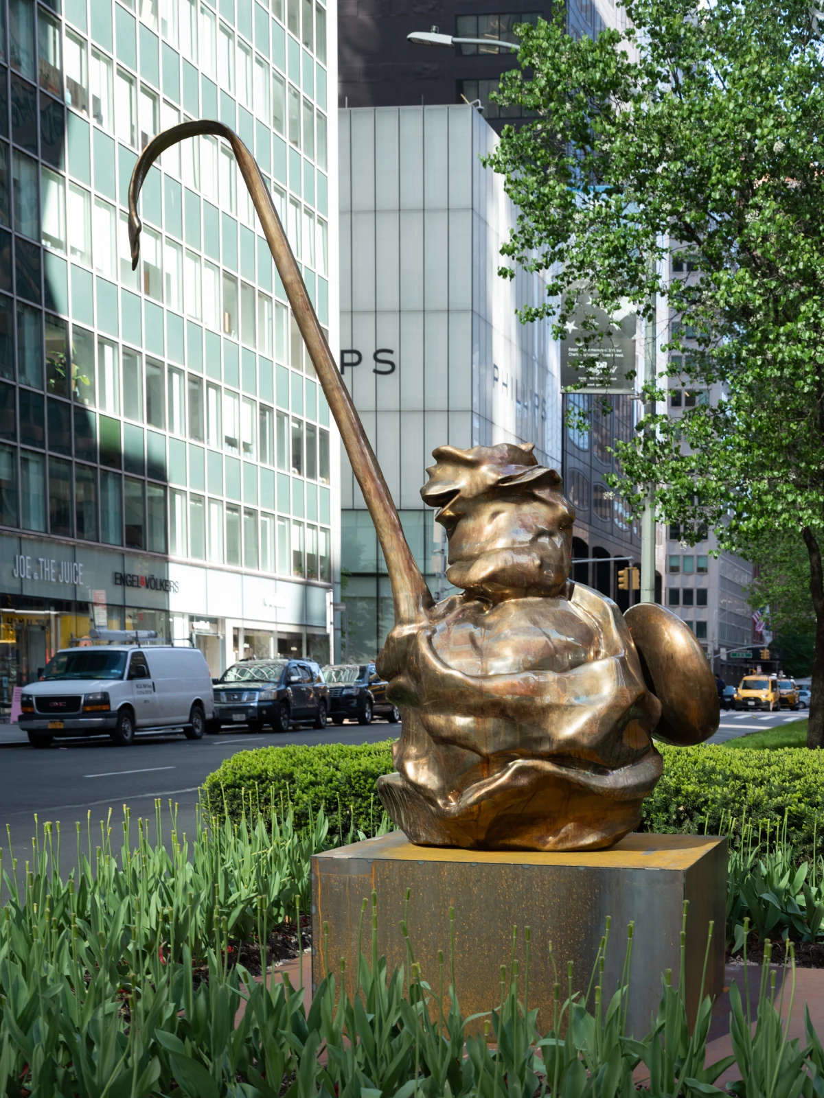 Alma Allen, Not yet titled (2022 ; bronze, 194 x 140 x 96 cm)