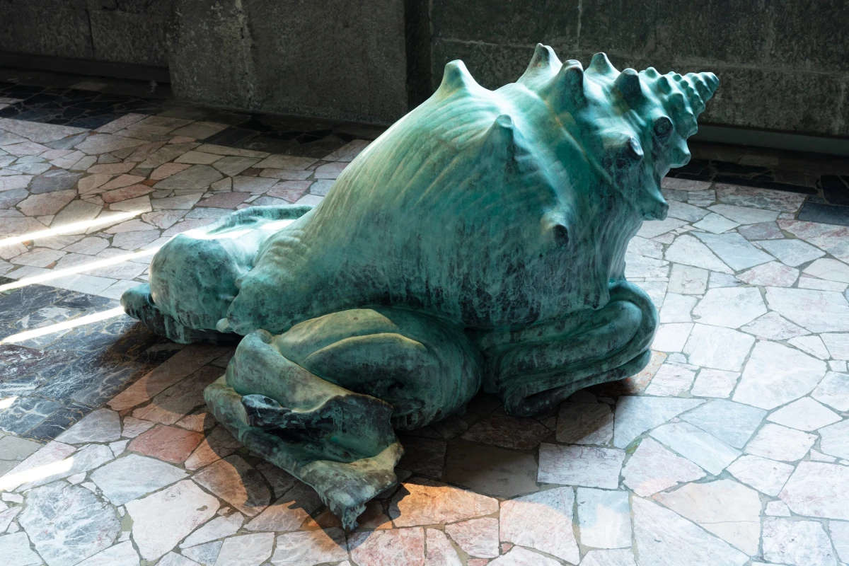 Alma Allen, Not yet titled (2022 ; bronze, 66 x 145 x 125 cm)