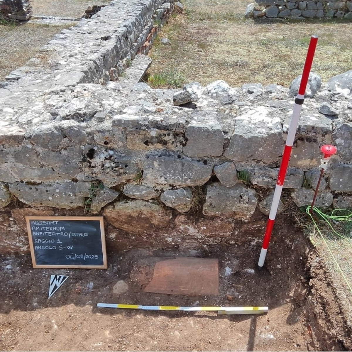 Nuevos descubrimientos en el anfiteatro y la domus peristilo del yacimiento arqueológico de Amiternum, Abruzos