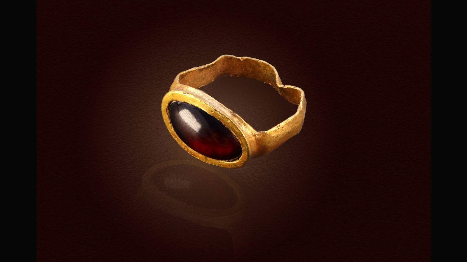 L'anello d'oro scoperto. Foto di Eliyahu Yanai, Citt&agrave; di Davide