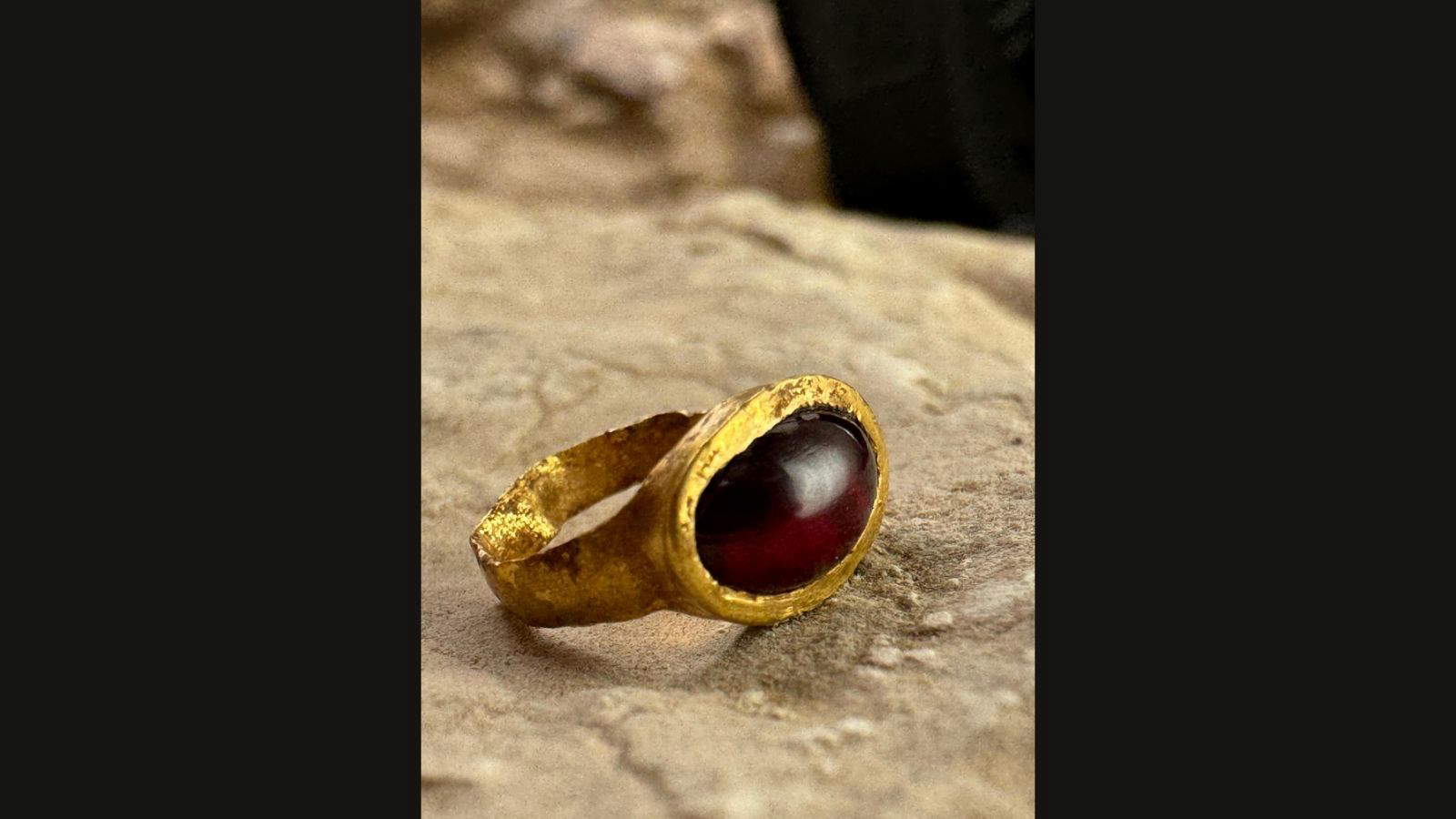 L'anello d'oro ritrovato nella Citt&agrave; di Davide. Foto: Reut Vilf, Citt&agrave; di Davide