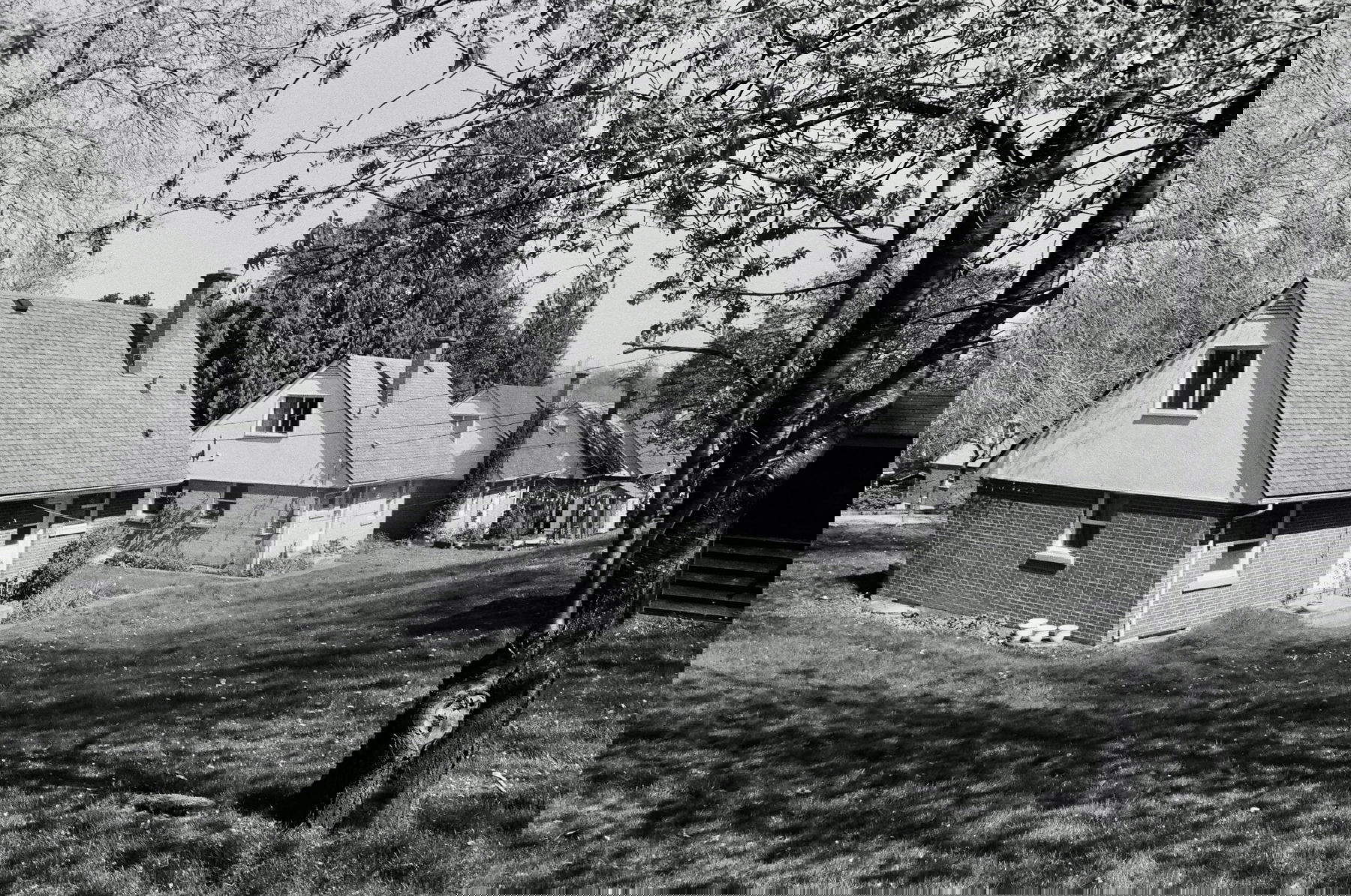 Angus Borsos, Jericho Garrison (2025; stampa in bianco e nero su carta fotografica, 27 x 43 cm)