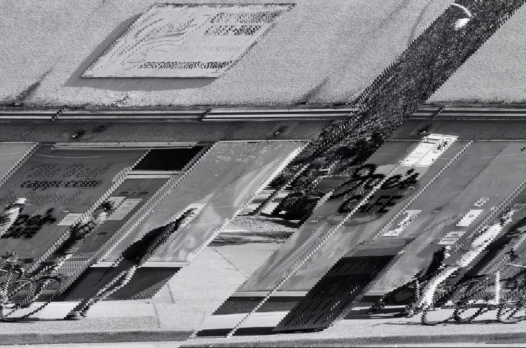 Angus Borsos, Joe&rsquo;s (2025; stampa in bianco e nero su carta fotografica, 27 x 43 cm)