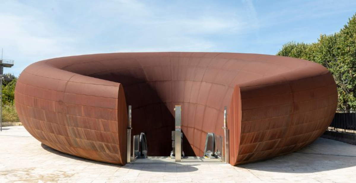 À Naples, la nouvelle gare de Monte Sant'Angelo a été conçue par Anish Kapoor.
