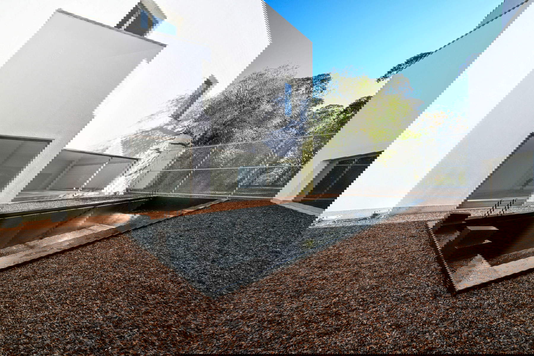 Das 18 Meter lange Schwimmbecken aus Stahl, das auf Bestellung gefertigt und auf dem Gelände des P&aacute;tio do Ulmeiro vergraben wurde. Mit freundlicher Genehmigung von nvstudio - Serralves Foundation