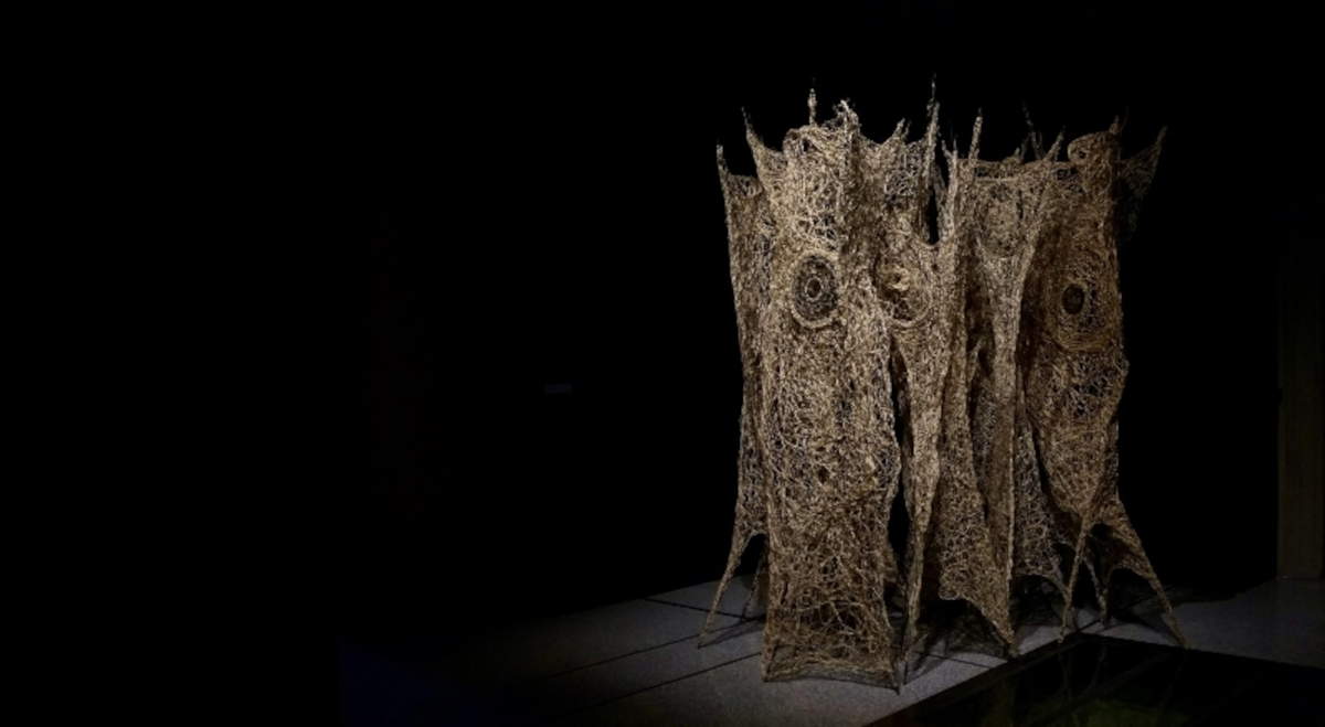Antonella De Nisco, Bacobosco (2023; Installation, Mischtechniken mit natürlichen Materialien (Sisal, Zwirn, Mark, Baumwolle auf Eisenstäben), bestehend aus 12 Einzelteilen, jedes 210 x 70 x 70 cm groß)