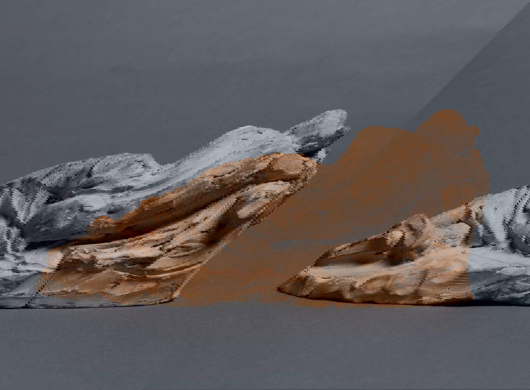 Antonio Canova, Ninfa dormiente (1819; bozzetto in terracotta, 10,5 &times; 24 &times; 9,5 cm). Presentato da Galleria Carlo Virgilio