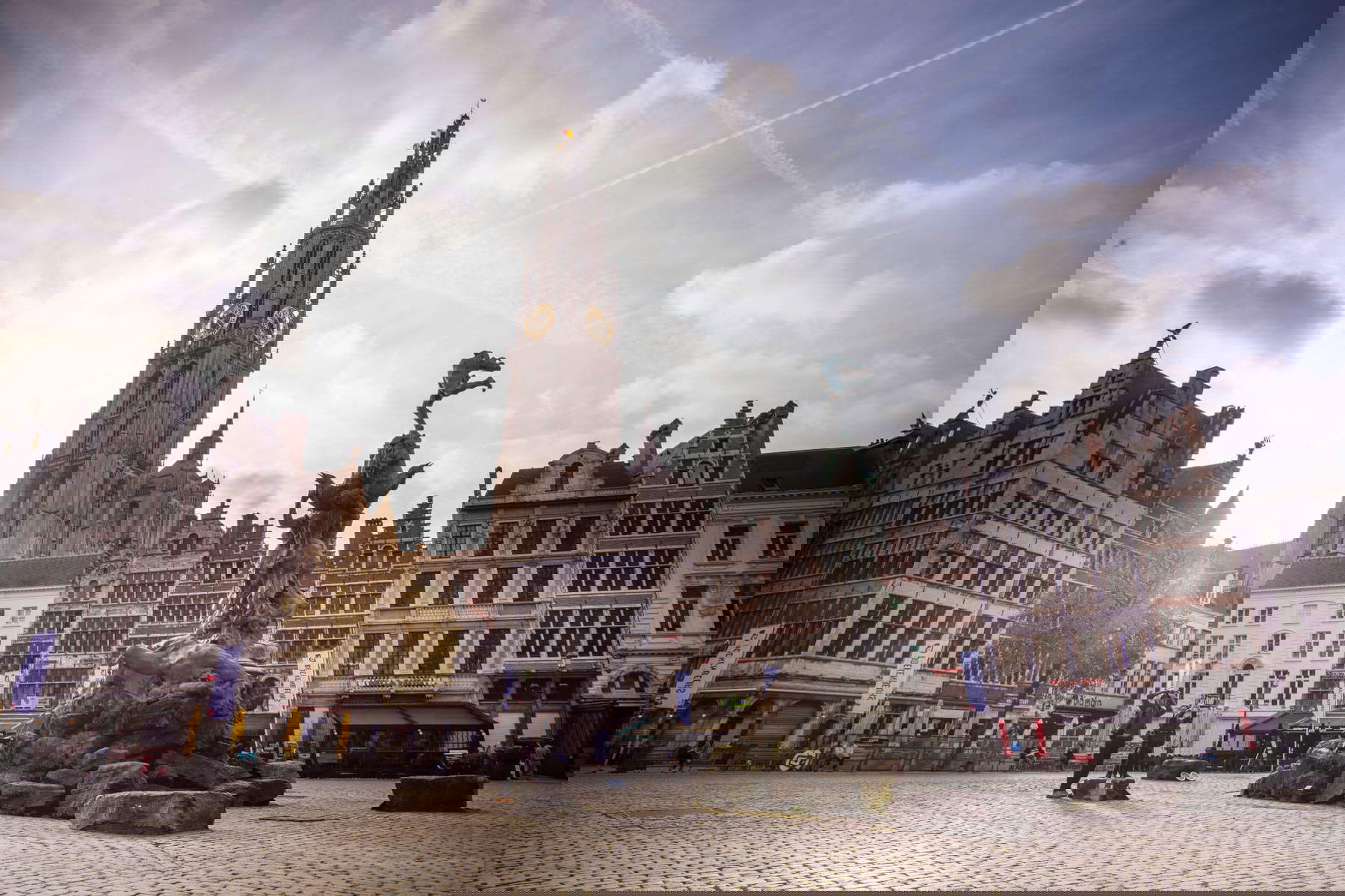 Grote Markt, mit der Kathedrale. Foto: Piet De Kersgieter