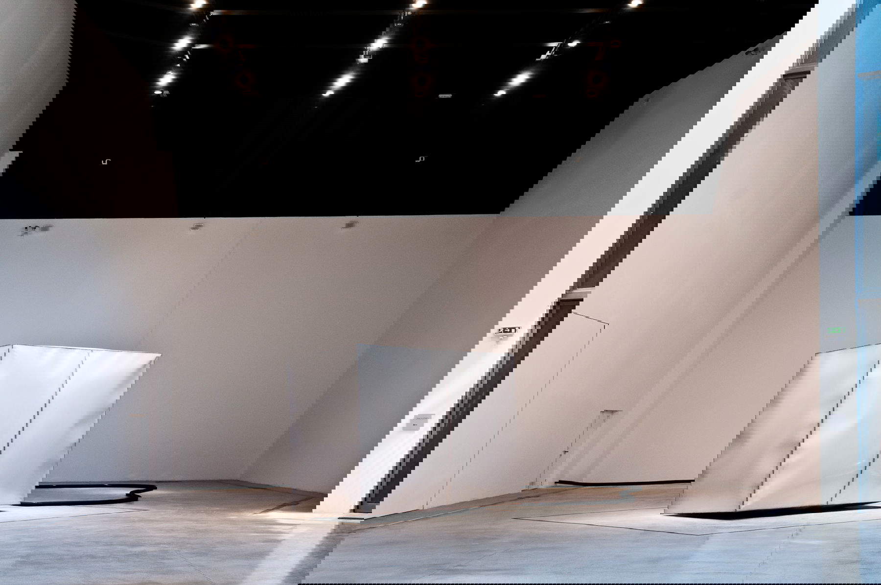 Arcangelo Sassolino, Piccolo animismo (2011;  acciaio inossidabile, turbina, PLC, 300 x 400 x 200 cm). Foto: Altrospazio