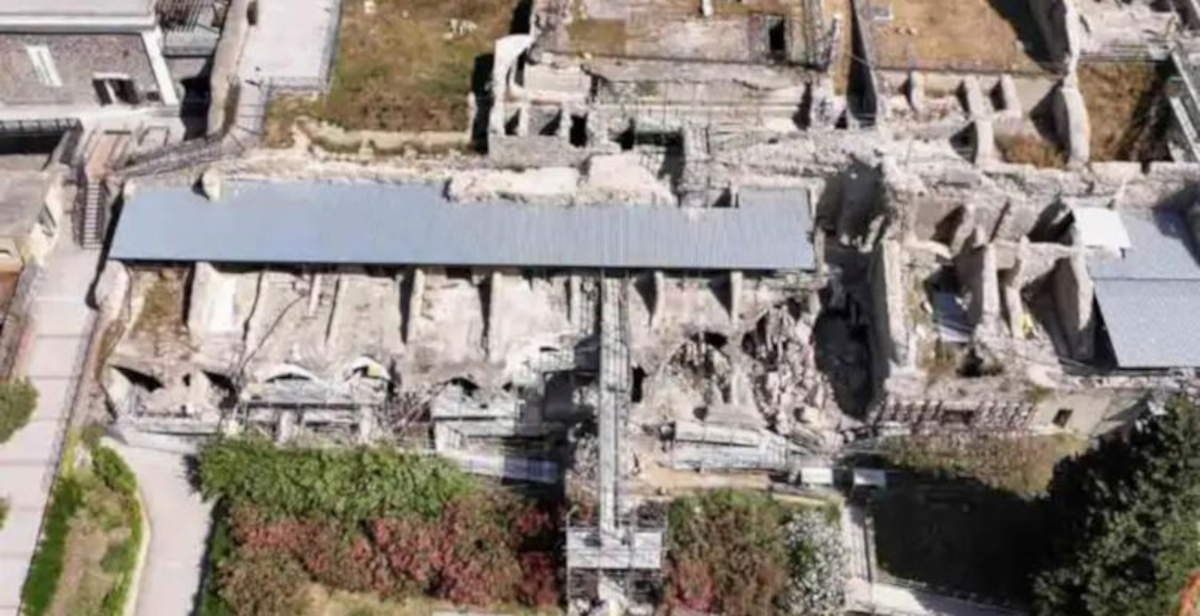 Pompeii, a wall collapses in the Insula Meridionalis during the Phlegraean Fields earthquake swarm